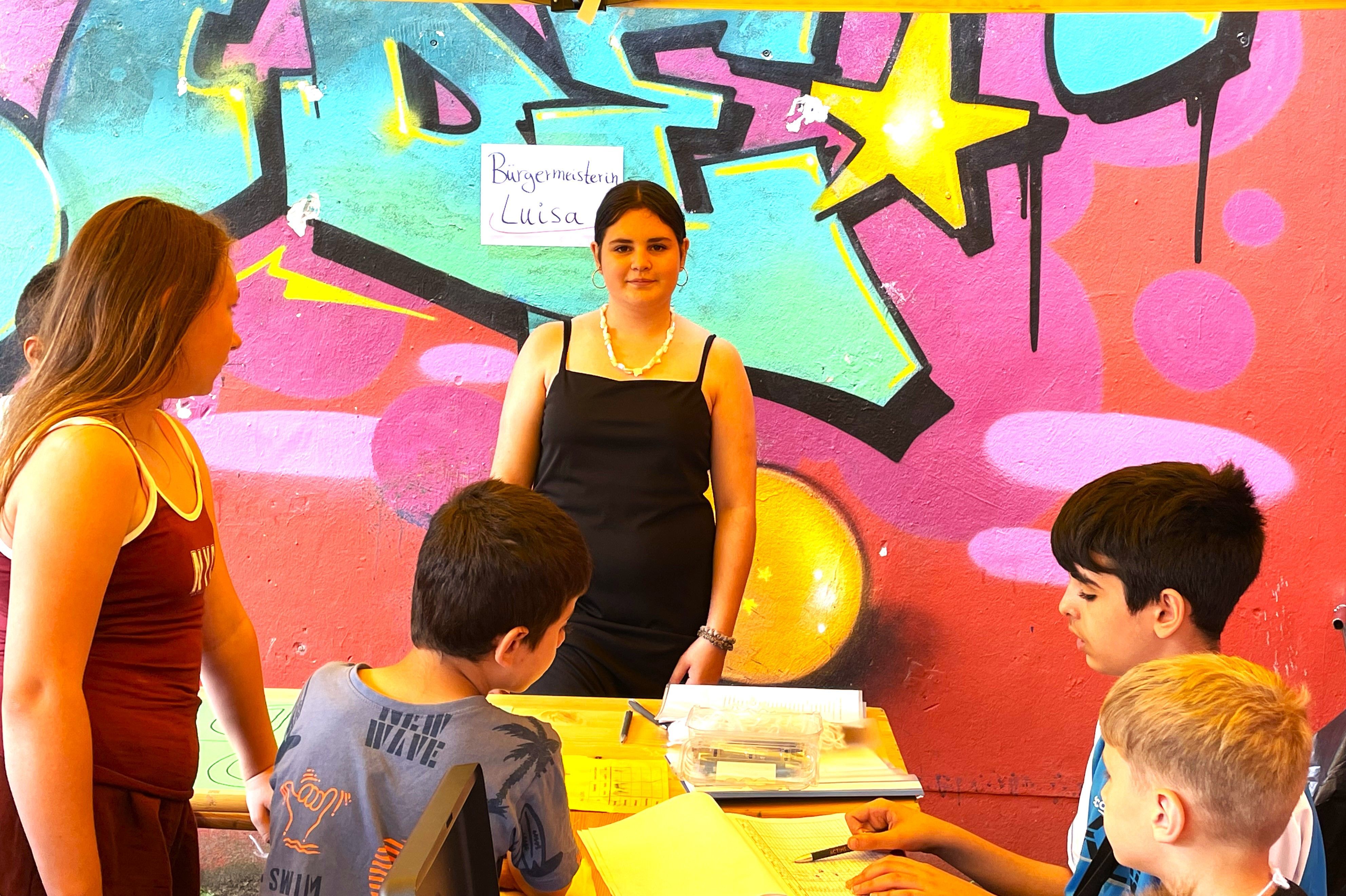 Fünf Kinder arbeiten in der Verwaltung der Kinderstadt.