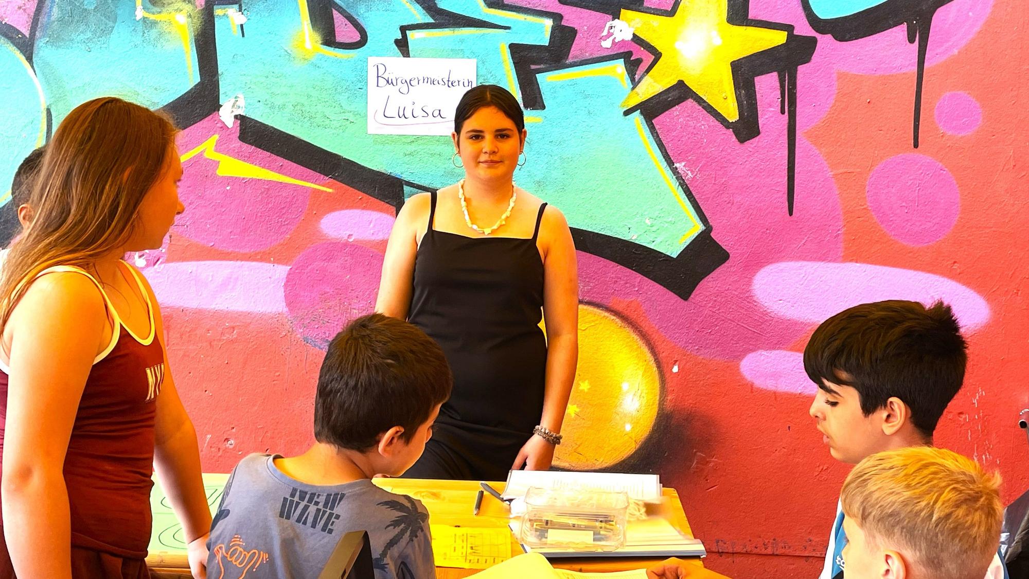 Fünf Kinder arbeiten in der Verwaltung der Kinderstadt.