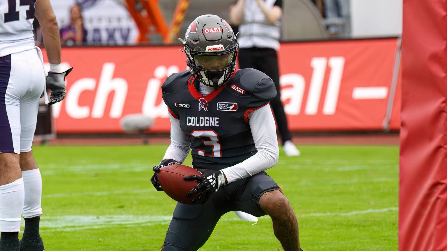 RECORD DATE NOT STATED Carlos Hill Cologne Centurions, 03 kniet in der Endzone mit dem Ball, Cologne Centurions vs Frankfurt Galaxy, American Football, ELF, Week 11, Season 2024, 04.08.2024, Köln Südstadion NRW Deutschland *** Carlos Hill Cologne Centurions, 03 kneels in the end zone with the ball, Cologne Centurions vs Frankfurt Galaxy, American Football, ELF, Week 11, Season 2024, 04 08 2024, Köln Südstadion NRW Germany Copyright: xFootxBowl/WernerxThorenzx