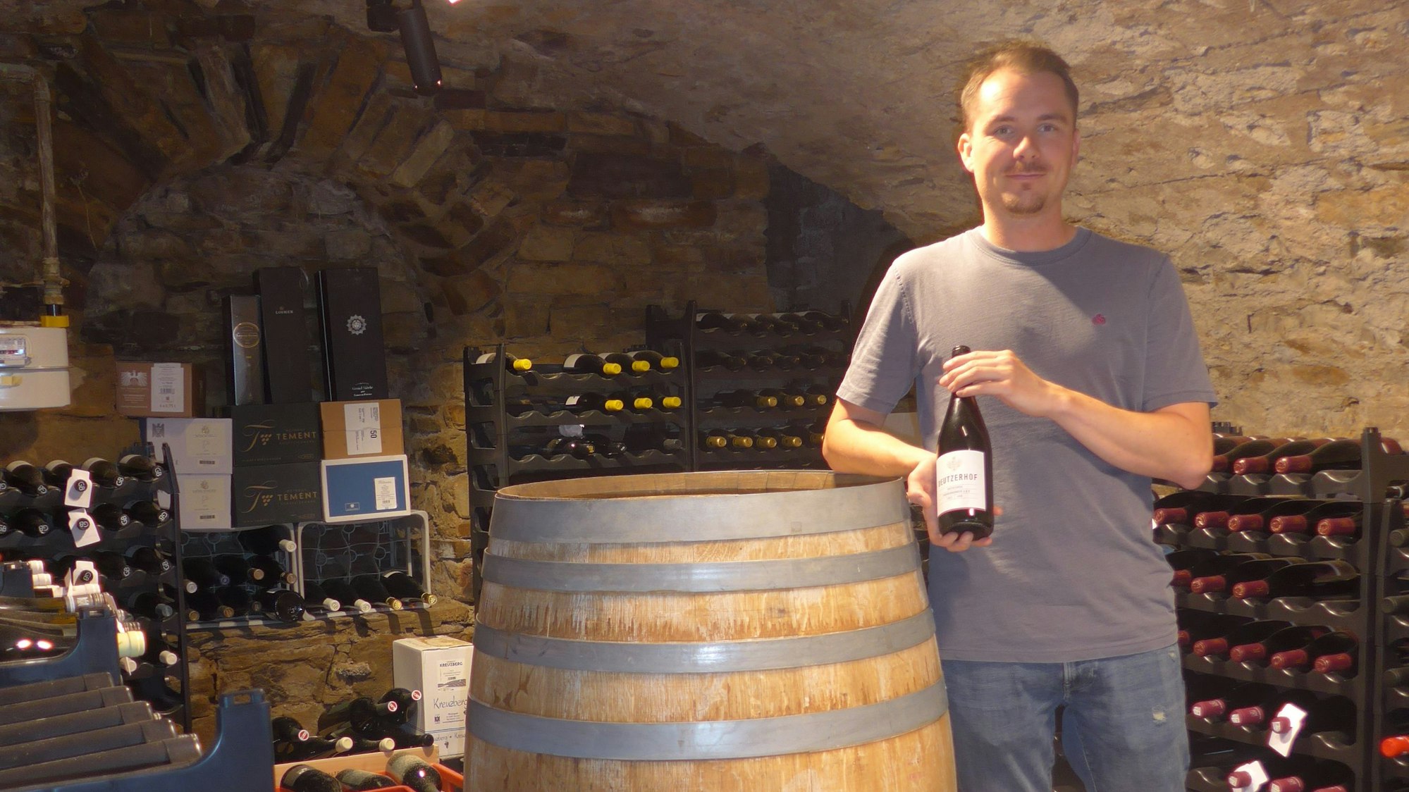 400 verschiedene Weine bewahrt Michael Schumacher im Weinkeller der Eifelstube auf.