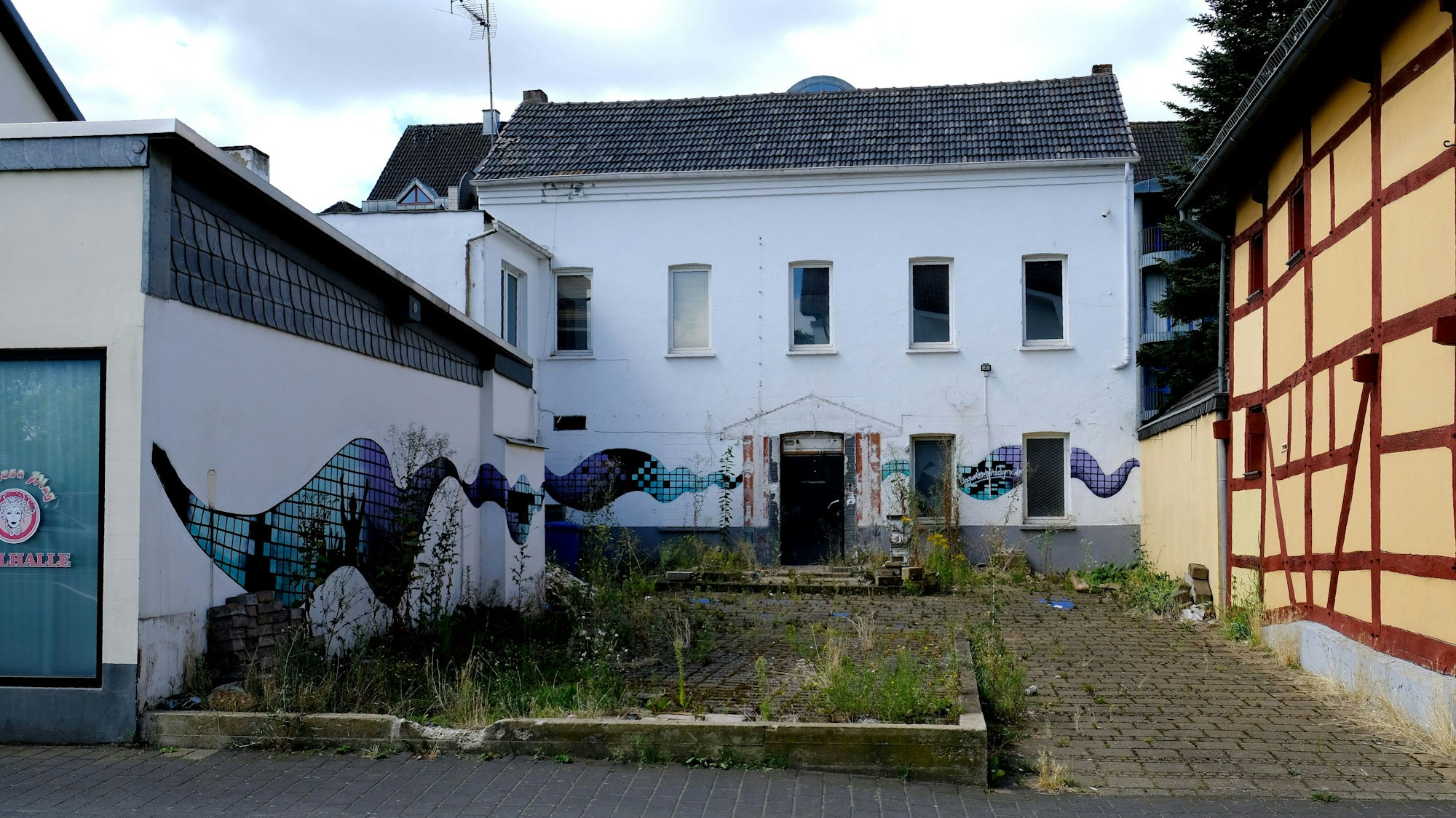 Blick auf ein heruntergekommenes Gebäude, in dem früher die Discothek „Die 2“ beheimatet war.