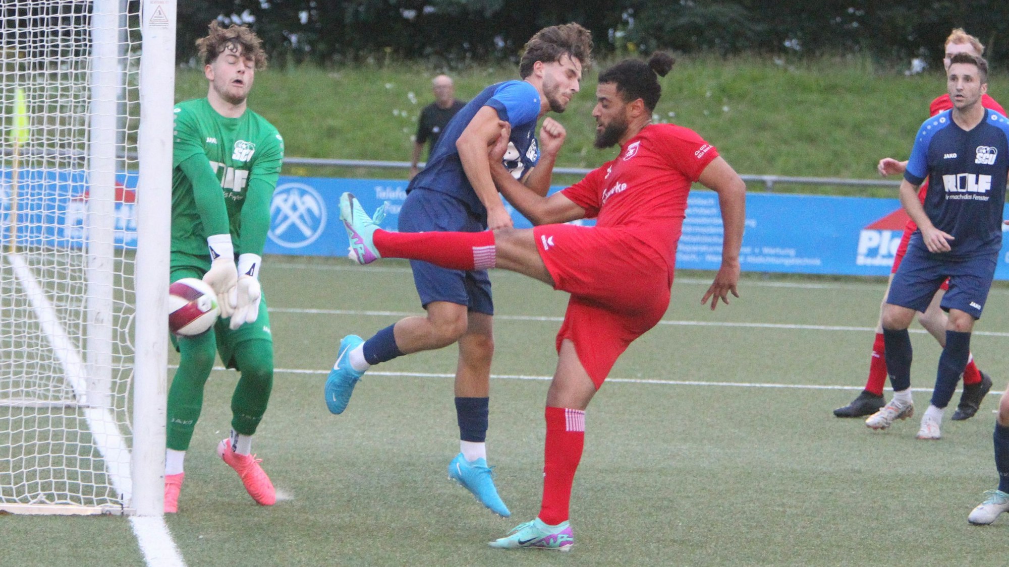 Keeper Niklas Lüder-Jescheck vom SC Uckerath kann den „Einschlag“ zum 2:4 nicht verhindern.