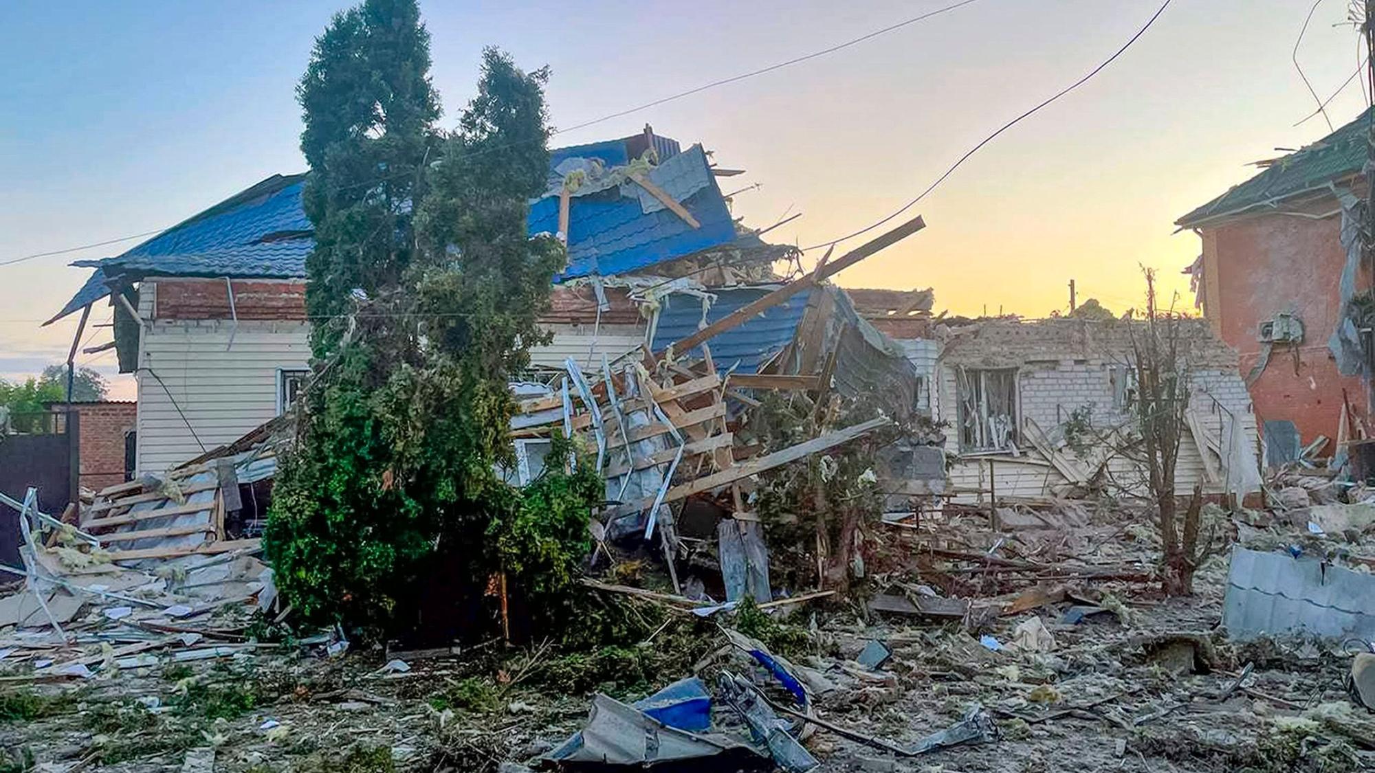 Russland, Kursk: Dieses vom amtierenden Gouverneur der Region Kursk, Alexej Smirnow, über seinen Telegrammkanal veröffentlichtes Foto zeigt ein beschädigtes Haus nach Beschuss. Russische Beamte erklärten am Mittwoch, dass sie einen zweiten Tag lang ukrainische Grenzangriffe in einer südwestlichen Grenzprovinz abwehren konnten.