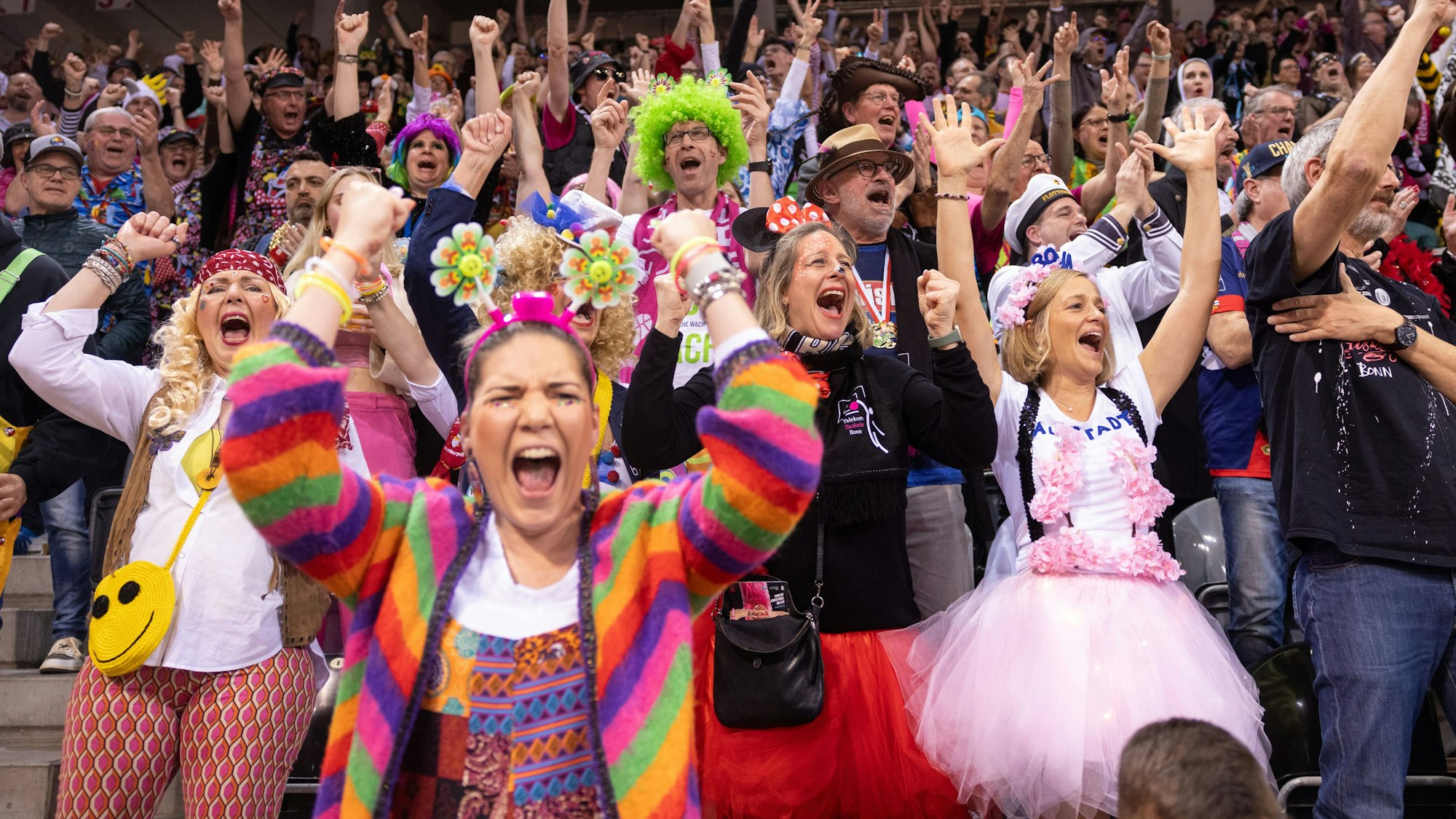 Schick kostümiert präsentieren sich die Baskets-Anhänger stets beim Karnevalsspiel. Im kommenden Jahr fällt das allerdings aus.