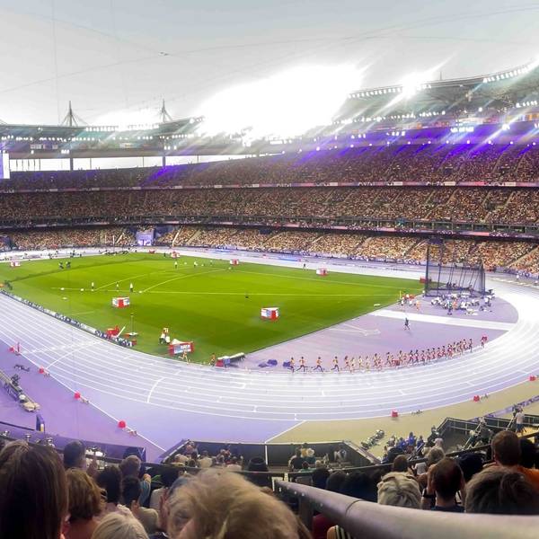 Von der Zuschauertribüne im Stade de France in Paris geht der Blick in den Innenraum, wo die Leichtathletik-Wettbewerbe der Olympischen Spiele stattfinden.