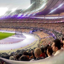 Von der Zuschauertribüne im Stade de France in Paris geht der Blick in den Innenraum, wo die Leichtathletik-Wettbewerbe der Olympischen Spiele stattfinden.