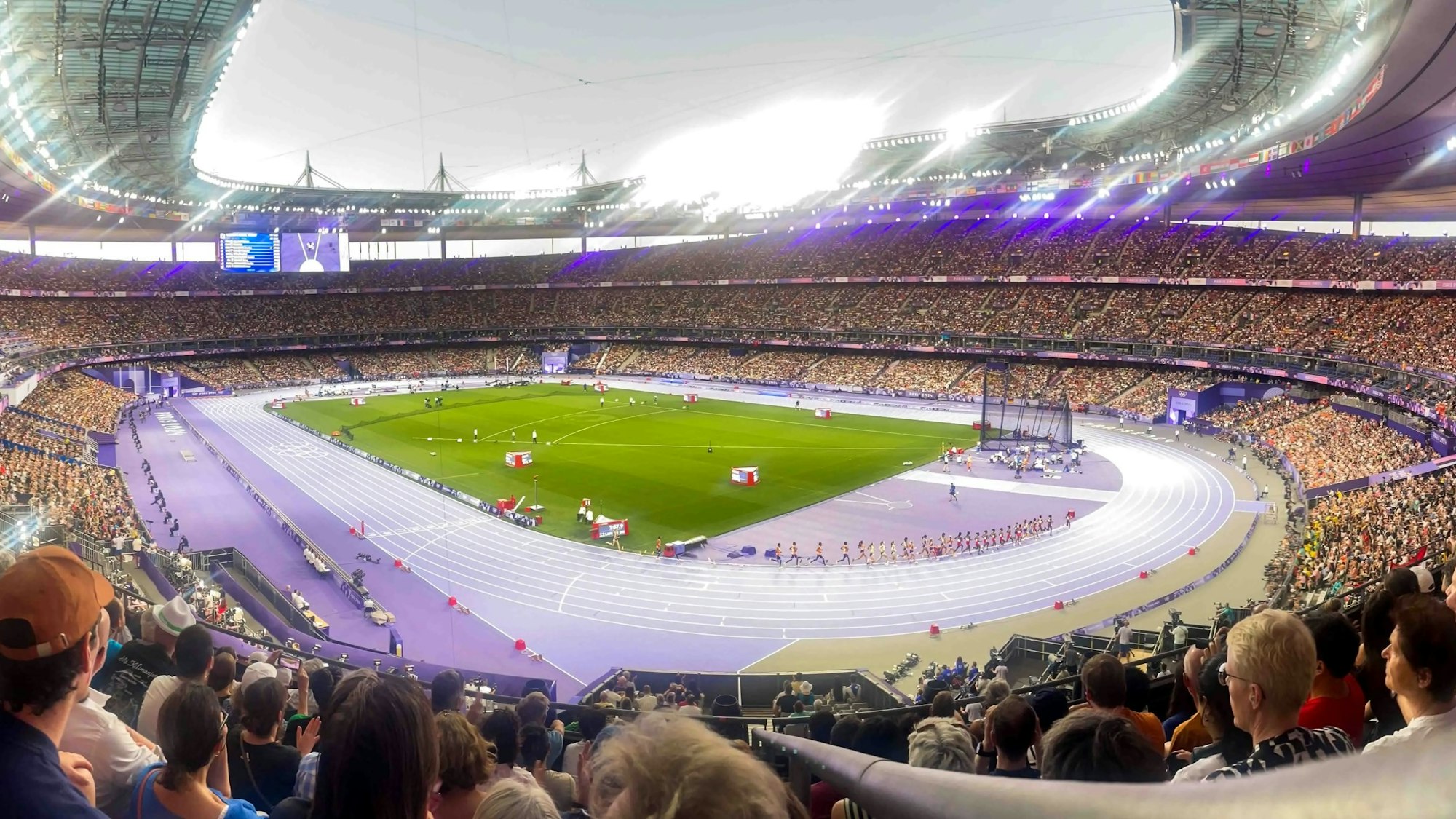 Von der Zuschauertribüne im Stade de France in Paris geht der Blick in den Innenraum, wo die Leichtathletik-Wettbewerbe der Olympischen Spiele stattfinden.