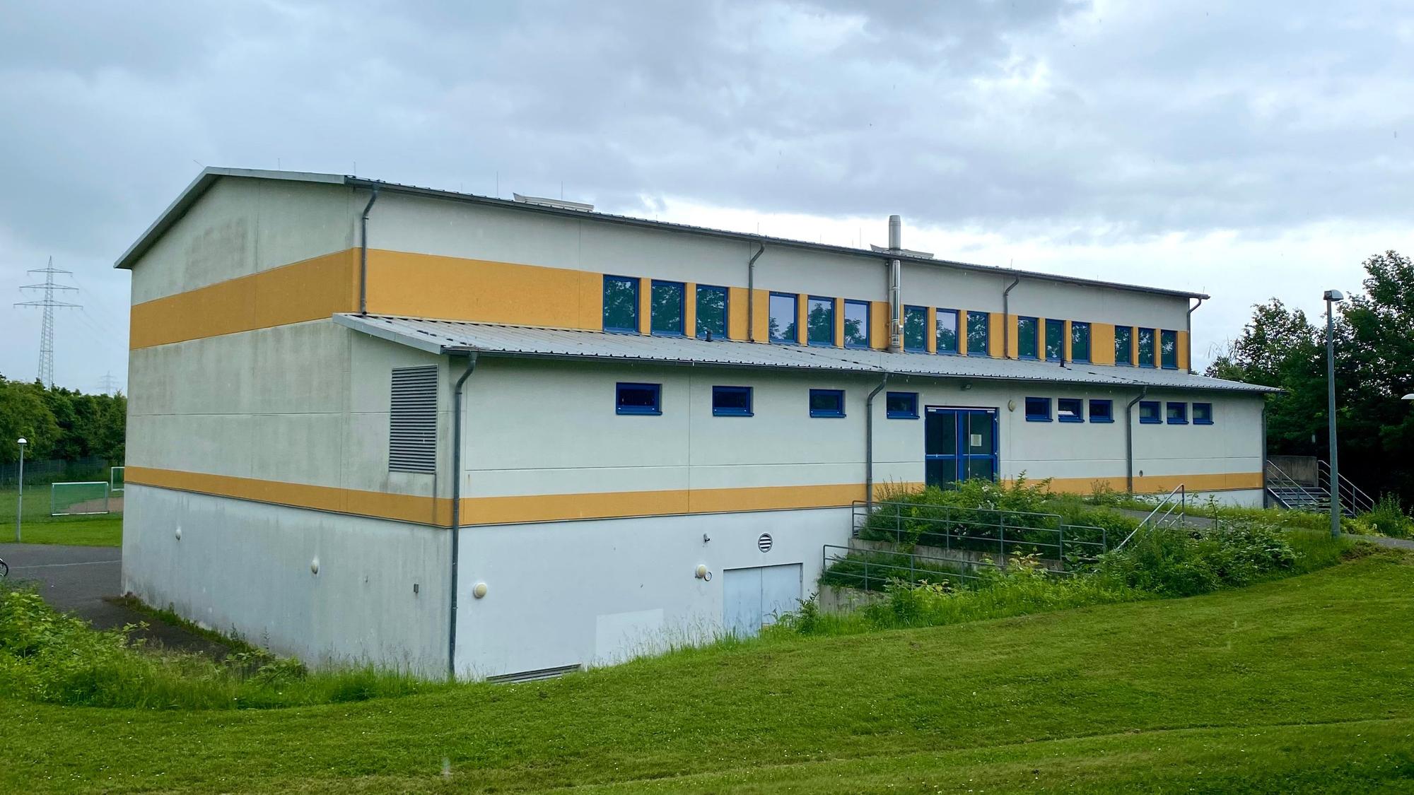 Zu sehen ist die Mehrzweckhalle in Urfeld.