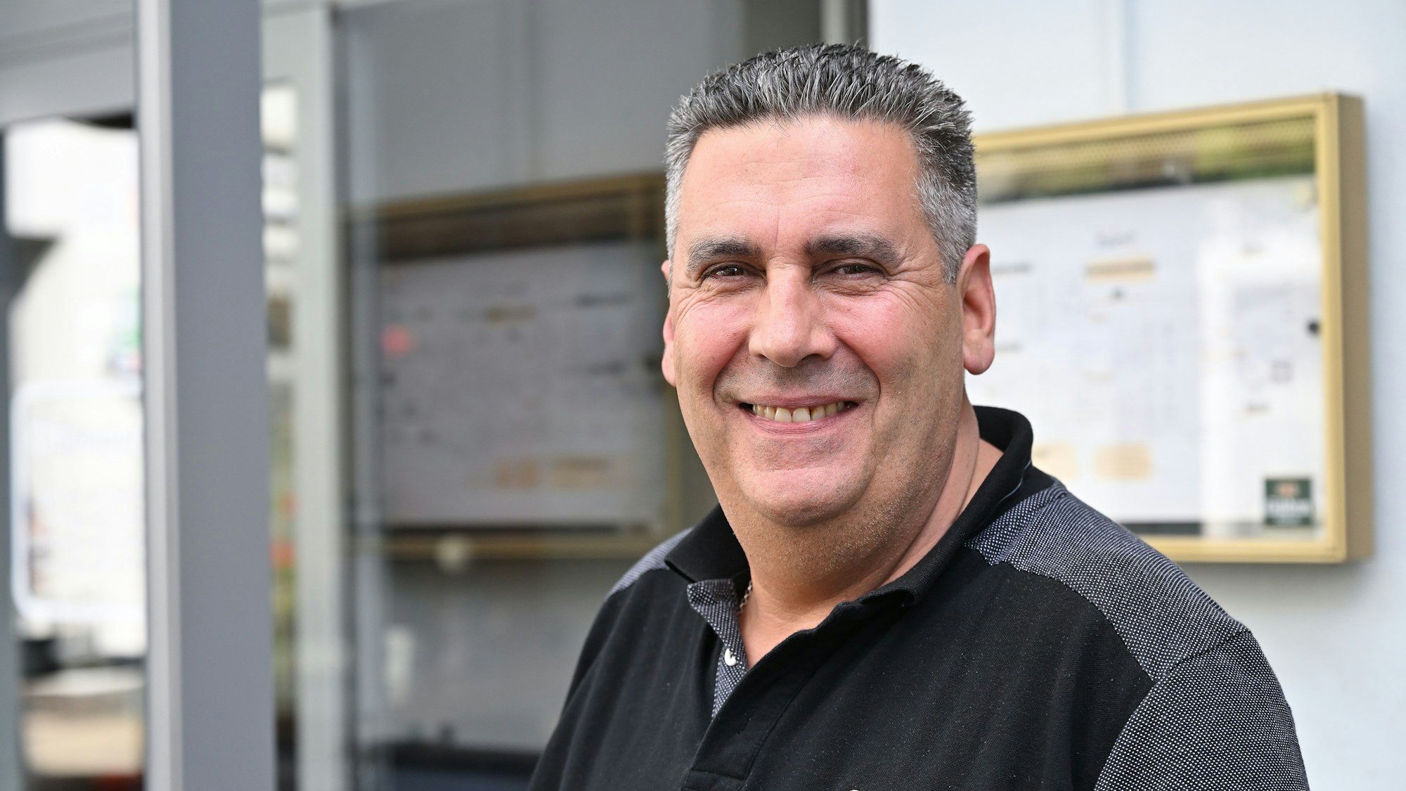 CDU-Bürgermeisterkandat Miguel Louzao de la Cruz steht vor seiner Kneipe.