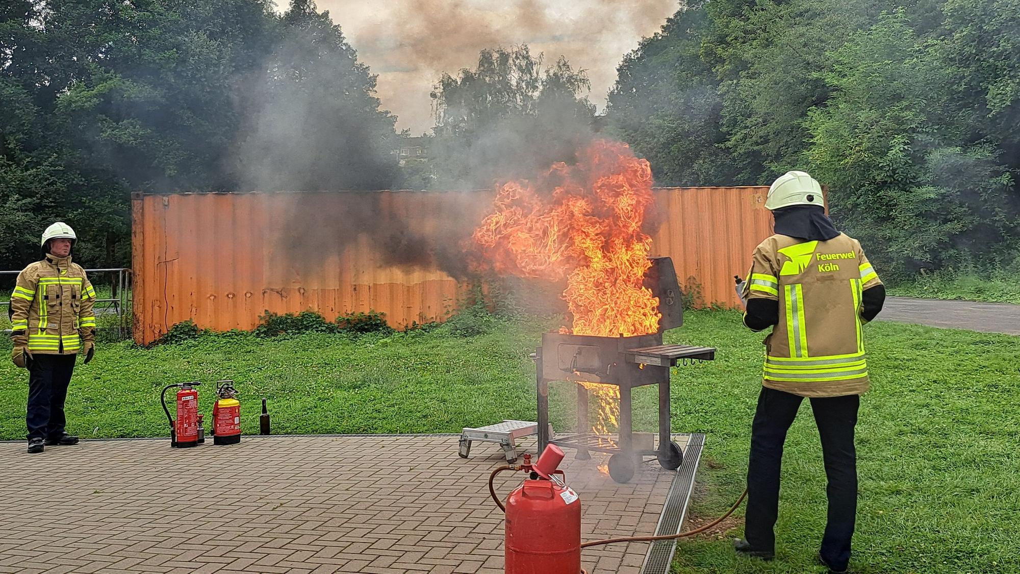 Damit die Feuerwehr nicht beim Grill-Fest eingreifen muss, sollte Vorsicht den Grillmeister leiten.