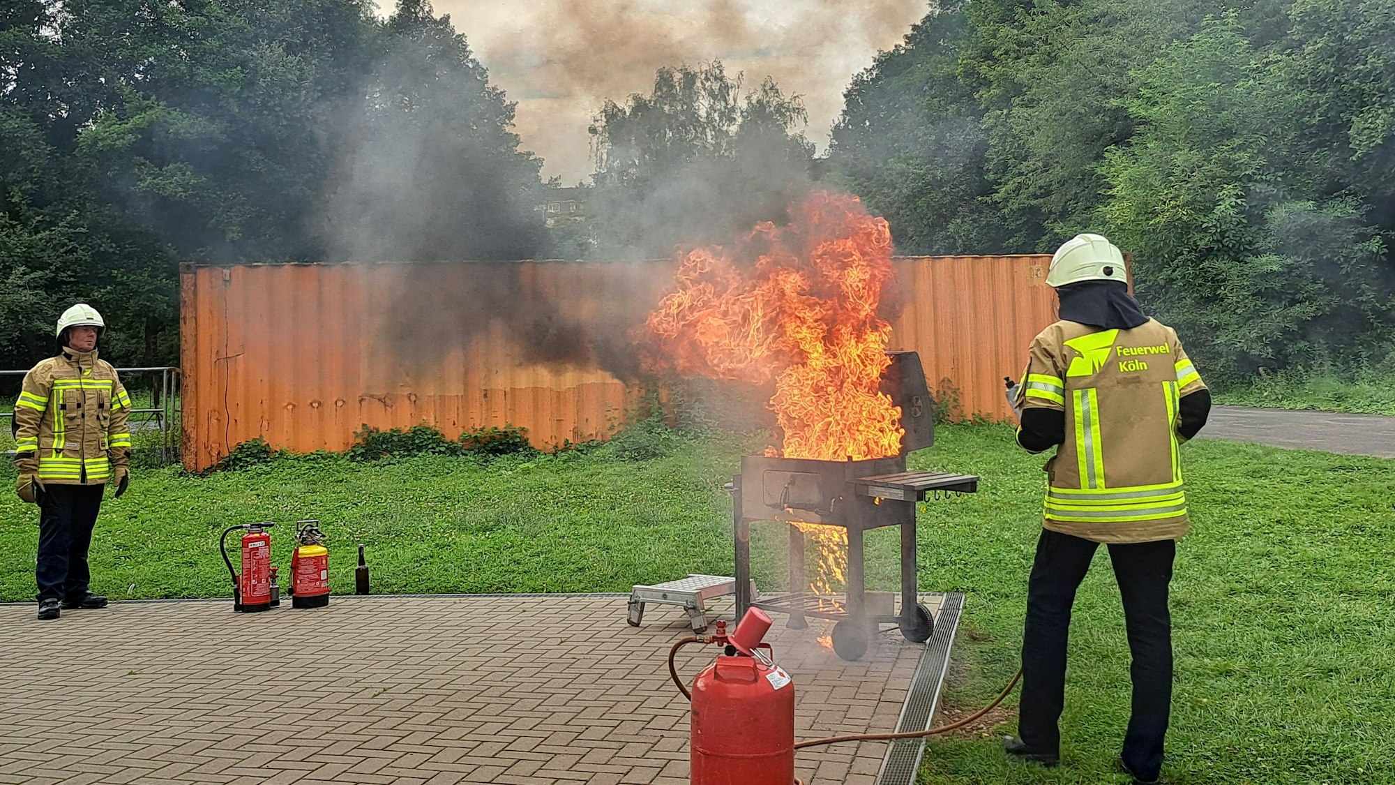 Damit die Feuerwehr nicht beim Grill-Fest eingreifen muss, sollte Vorsicht den Grillmeister leiten.