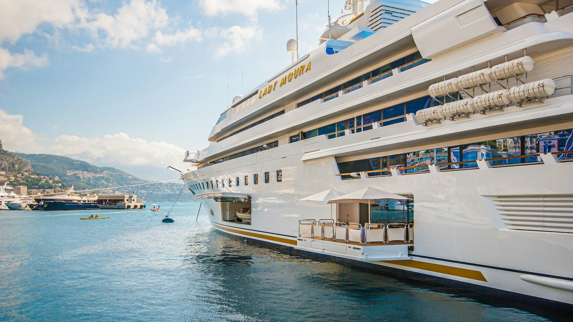 Die Luxusjacht „Lady Moura“ liegt im Hafen von Monaco.