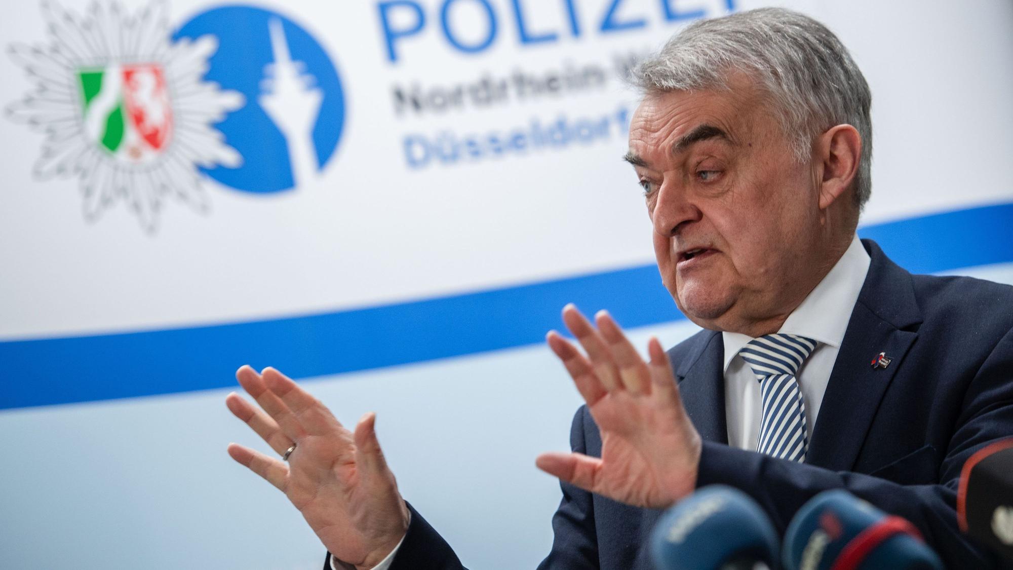 Herbert Reul (CDU), Innenminister von Nordrhein-Westfalen, während einer Pressevorführung