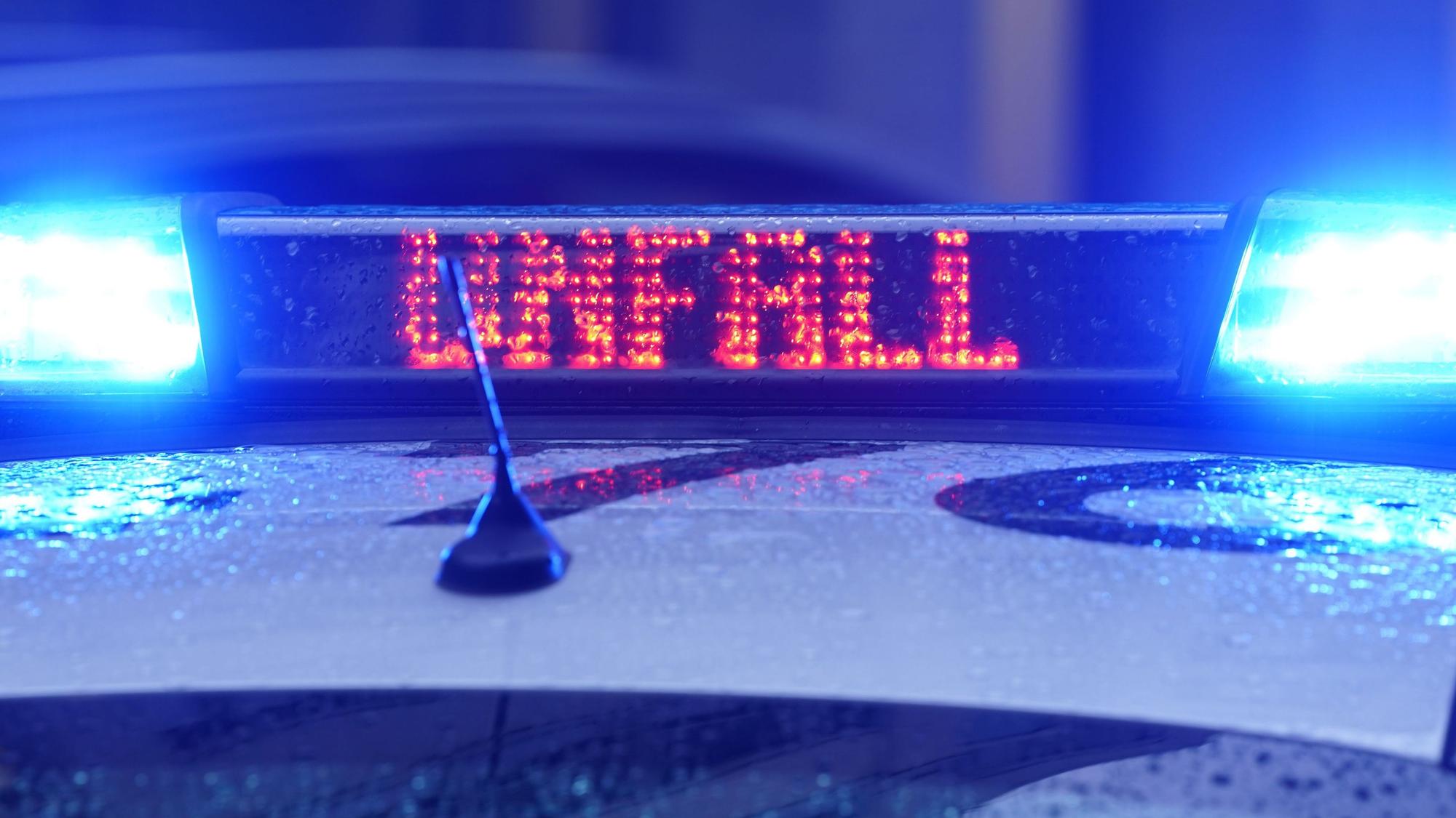 Der Schriftzug „Unfall“ ist neben dem Blaulicht auf dem Dach eines Polizeiautos zu lesen.