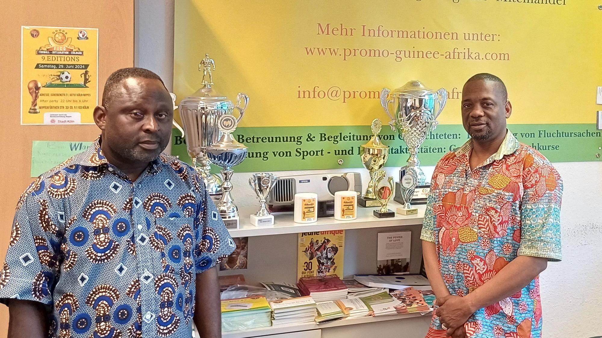 Amadou Touré und sein Mitstreiter Kossi Amouzou in den Räumlichkeiten des Vereins Promo Guinée.