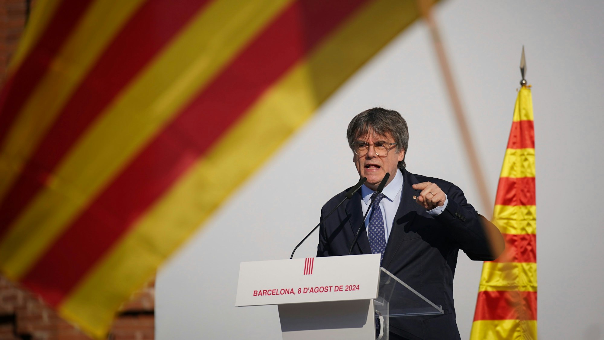 08.08.2024, Spanien, Barcelona: Der katalanische Unabhängigkeitsführer und ehemalige Präsident Carles Puigdemont spricht zu seinen Anhängern, nachdem er in der Nähe des katalanischen Parlaments angekommen ist, um an der Amtseinführungsdebatte teilzunehmen.