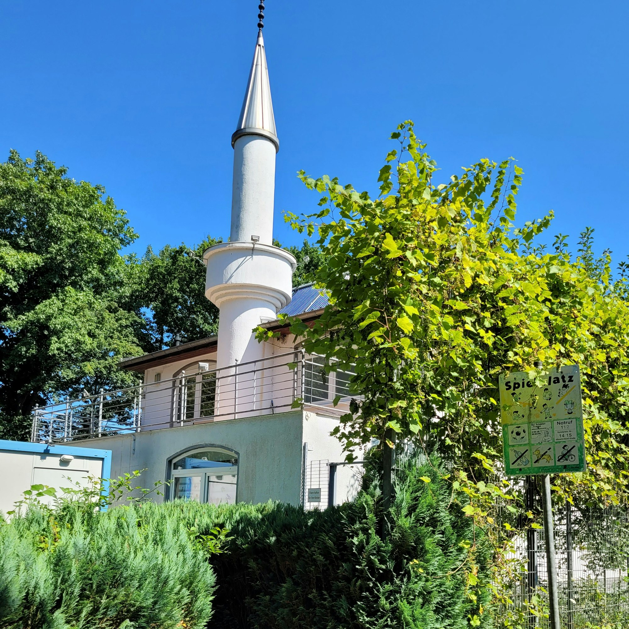 Eine Moschee mit Minarett.