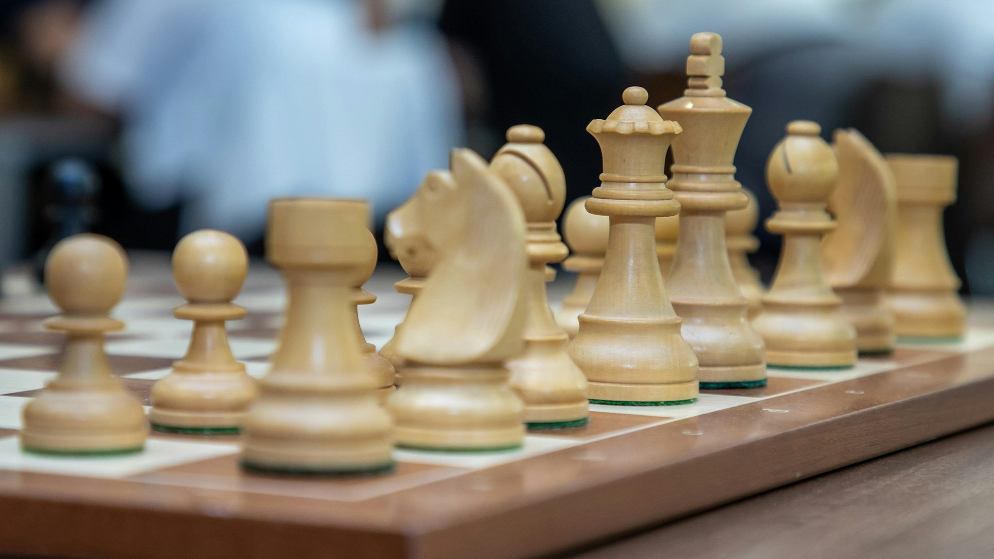 ARCHIV - 13.07.2022, Berlin: Figuren stehen auf einem Schachbrett beim Werner-Ott-Open des Kreuzberger Sommers im Schachclub Berlin Kreuzberg. Am 20. Juli findet jährlich der Internationale Tag des Schachs statt. (zu dpa: «Dame, König, KI: Schach und die Macht der Maschinen») Foto: Andreas Gora/dpa +++ dpa-Bildfunk +++