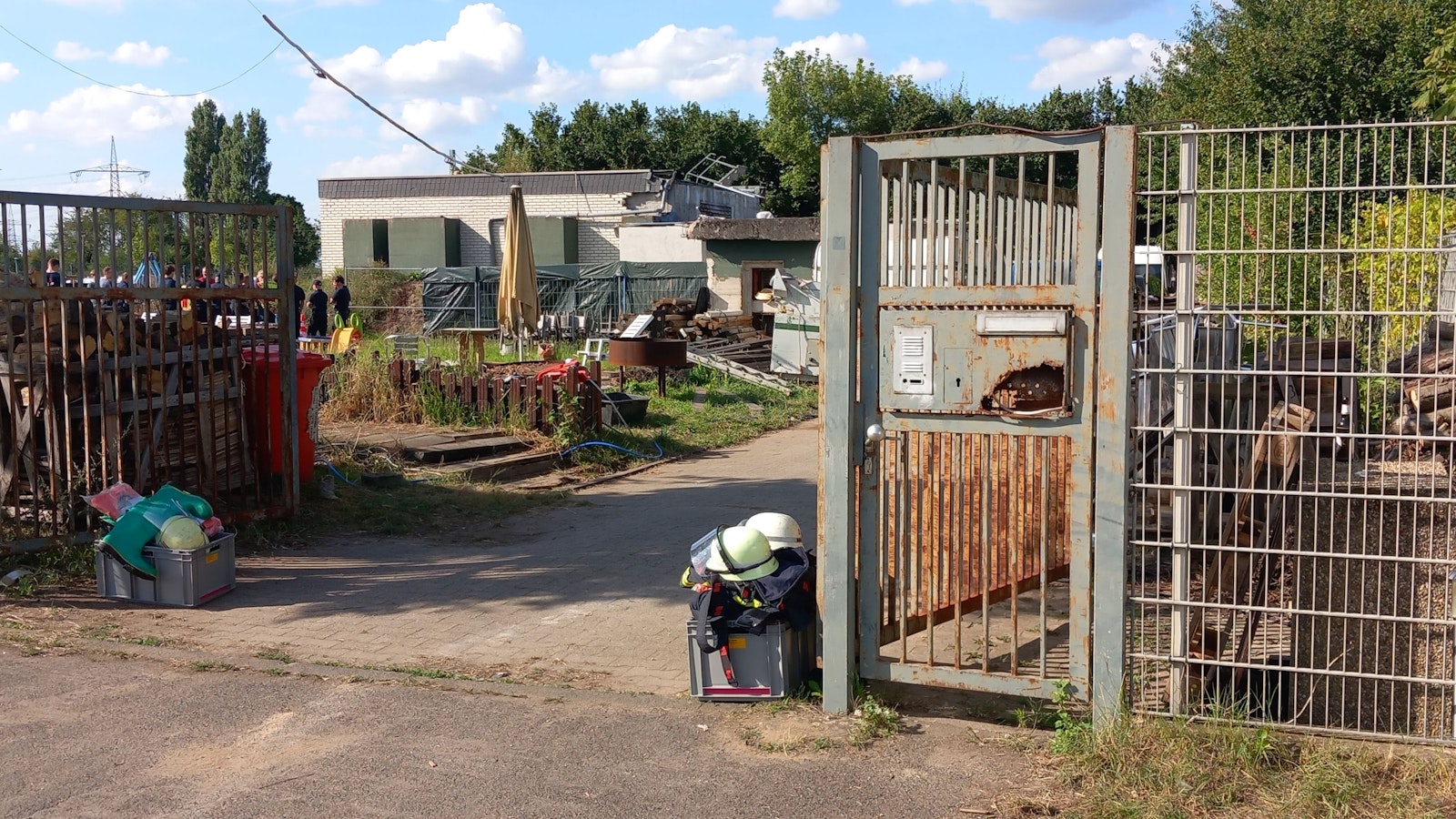 Ein Gebäude mit Schrebergärten in Bonn-Dransdorf mit zwei Untergeschossen.