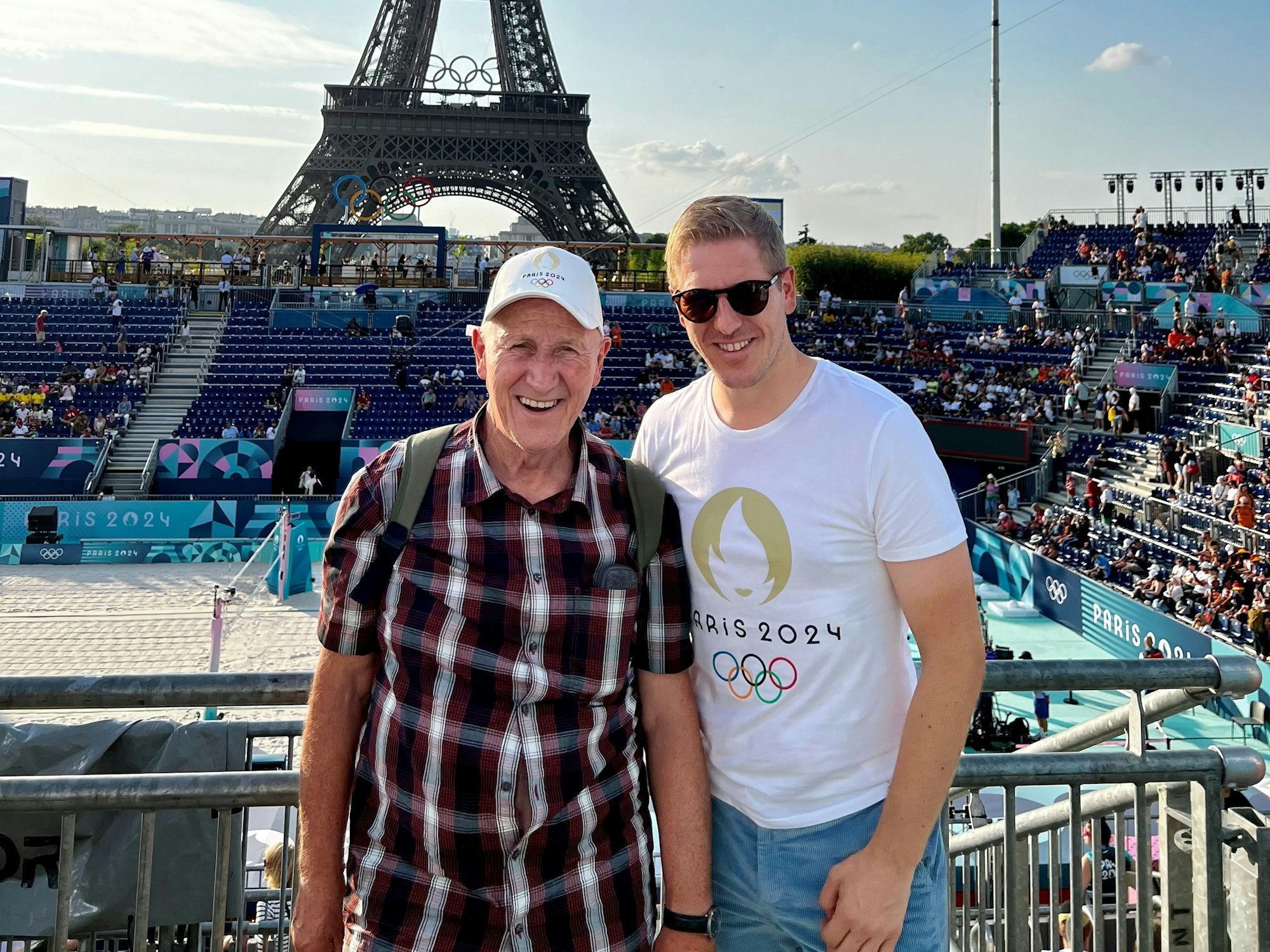 Landrat Markus Ramers (im weißen T-Shirt) und sein Vater Karl Heinz schauten sich bei den Olympischen Spielen in Paris Beachvolleyball am Eiffelturm an.