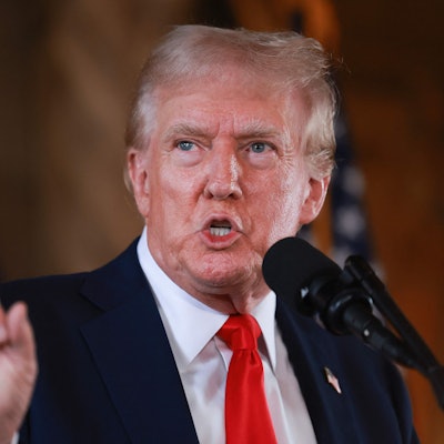 Donald Trump bei seiner Pressekonferenz in Mar-a-Lago im US-Bundesstaat Florida. Nach einer tagelangen Wahlkampfpause hat sich der Republikaner zurückgemeldet und dabei diverse Unwahrheiten verbreitet.