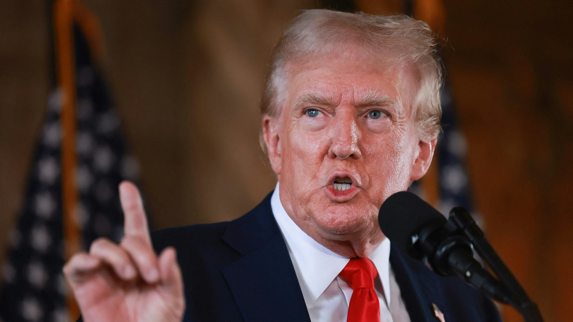Donald Trump bei seiner Pressekonferenz in Mar-a-Lago im US-Bundesstaat Florida. Nach einer tagelangen Wahlkampfpause hat sich der Republikaner zurückgemeldet und dabei diverse Unwahrheiten verbreitet.