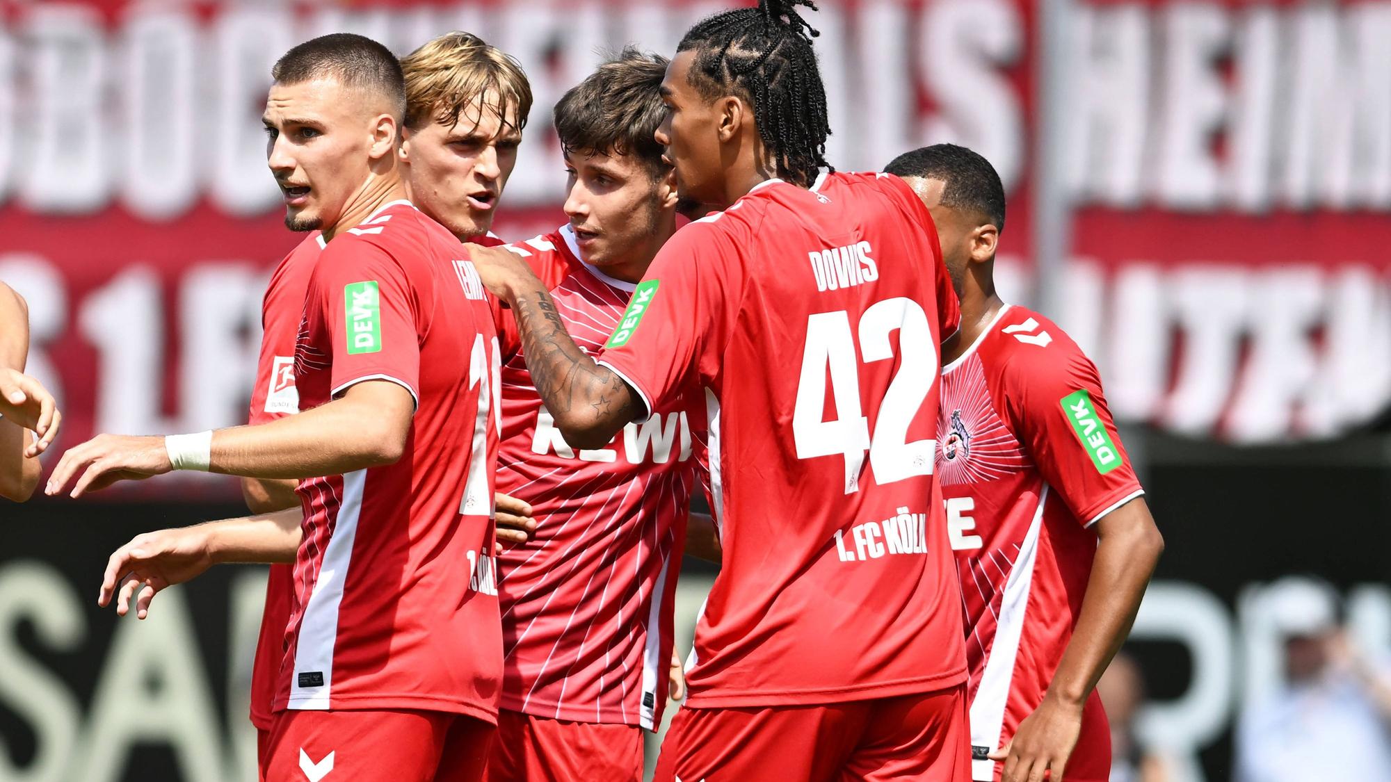 Kölner Jubel nach dem 1:0, Torschütze war Denis Huseinbasic (3.v.l.).