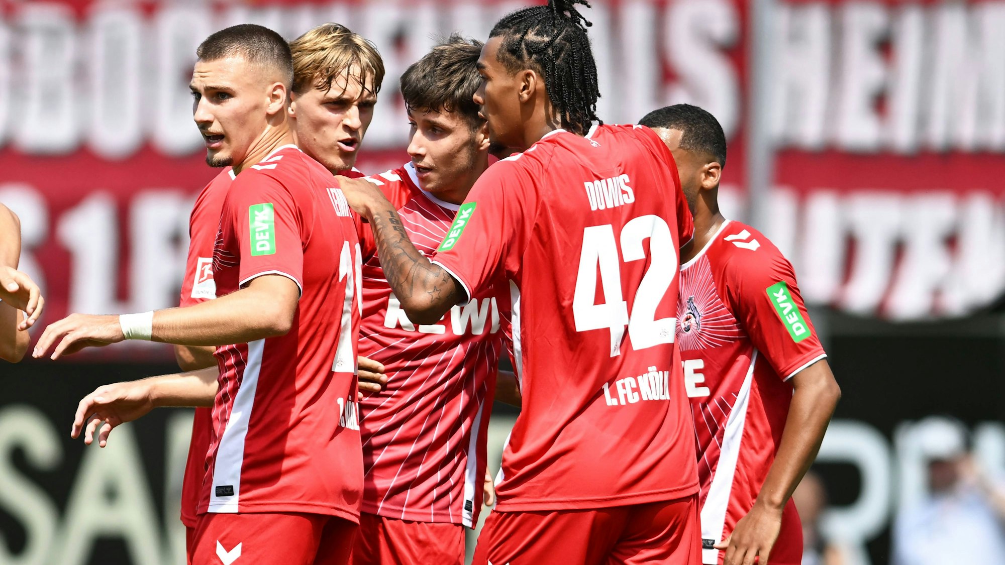 Kölner Jubel nach dem 1:0, Torschütze war Denis Huseinbasic (3.v.l.).