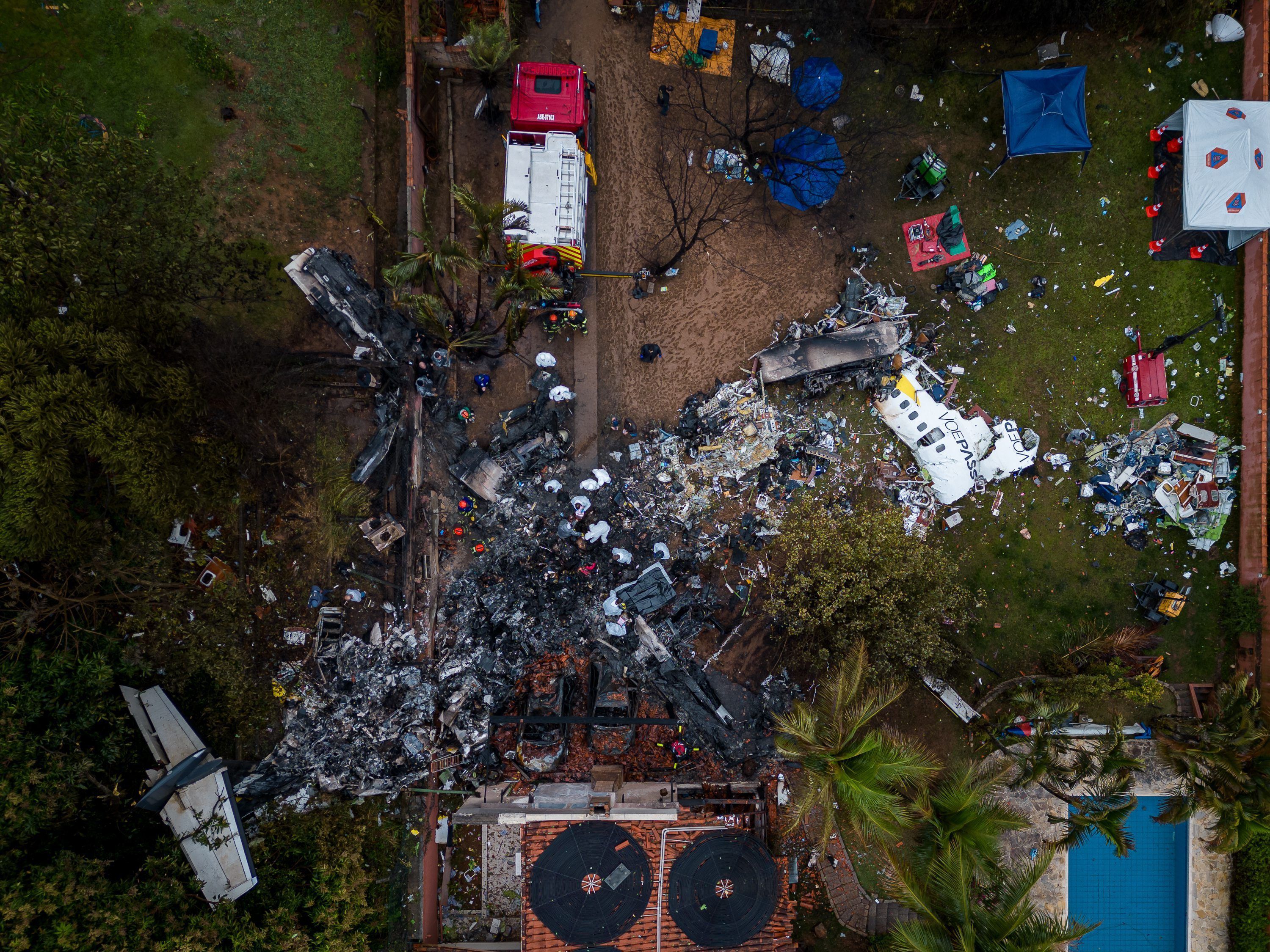 Trümmer liegen an der Absturzstelle eines Flugzeugs im brasilianischen Bundesstaat Sao Paulo (Luftaufnahme mit einer Drohne).