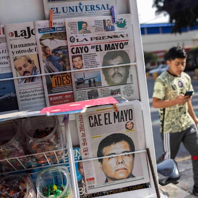 Zeitungen an einem mexikanischen Zeitungsstand berichten über die Festnahme des mexikanischen Drogenbosses „El Mayo“.
