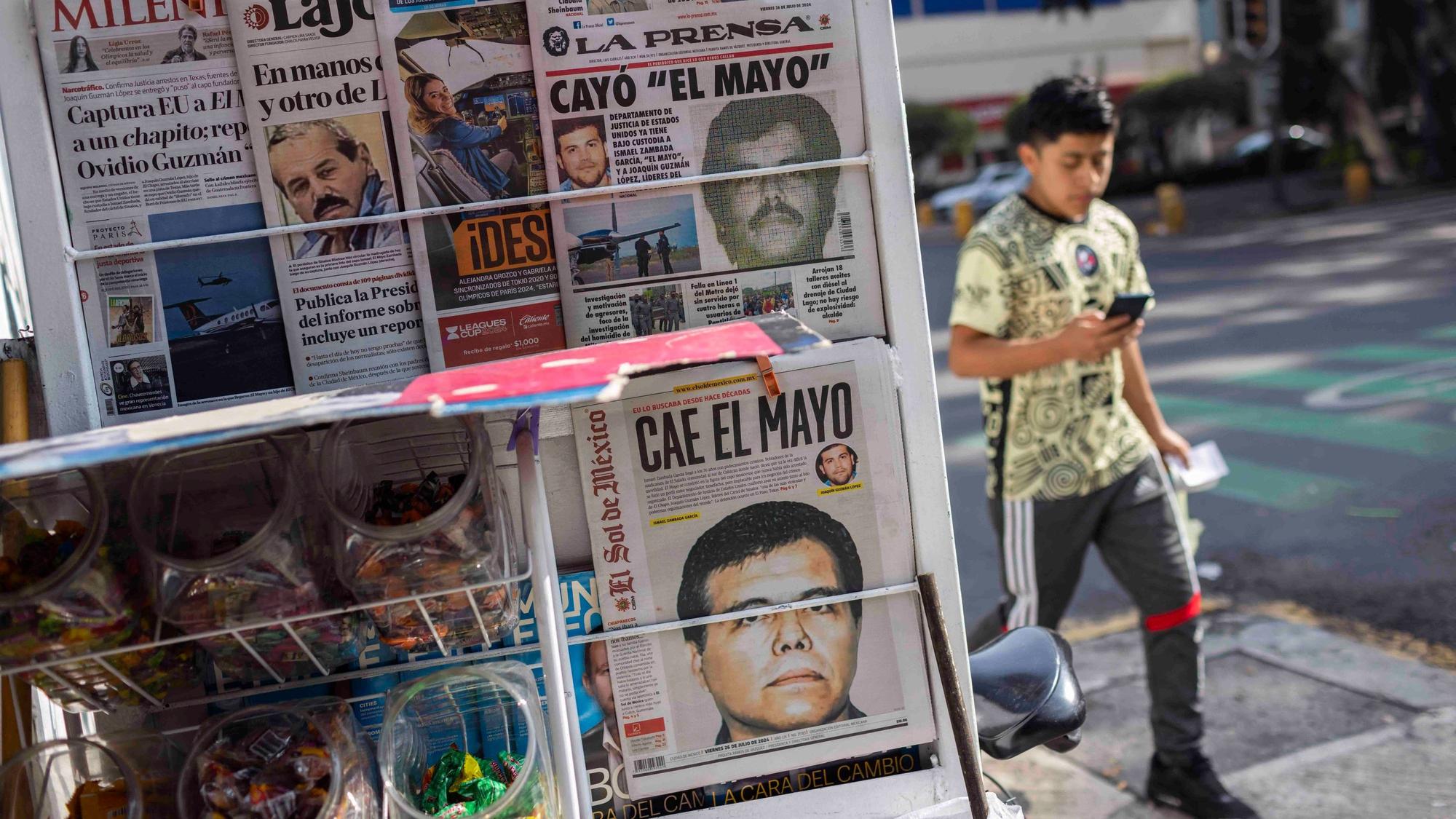 Zeitungen an einem mexikanischen Zeitungsstand berichten über die Festnahme des mexikanischen Drogenbosses „El Mayo“.