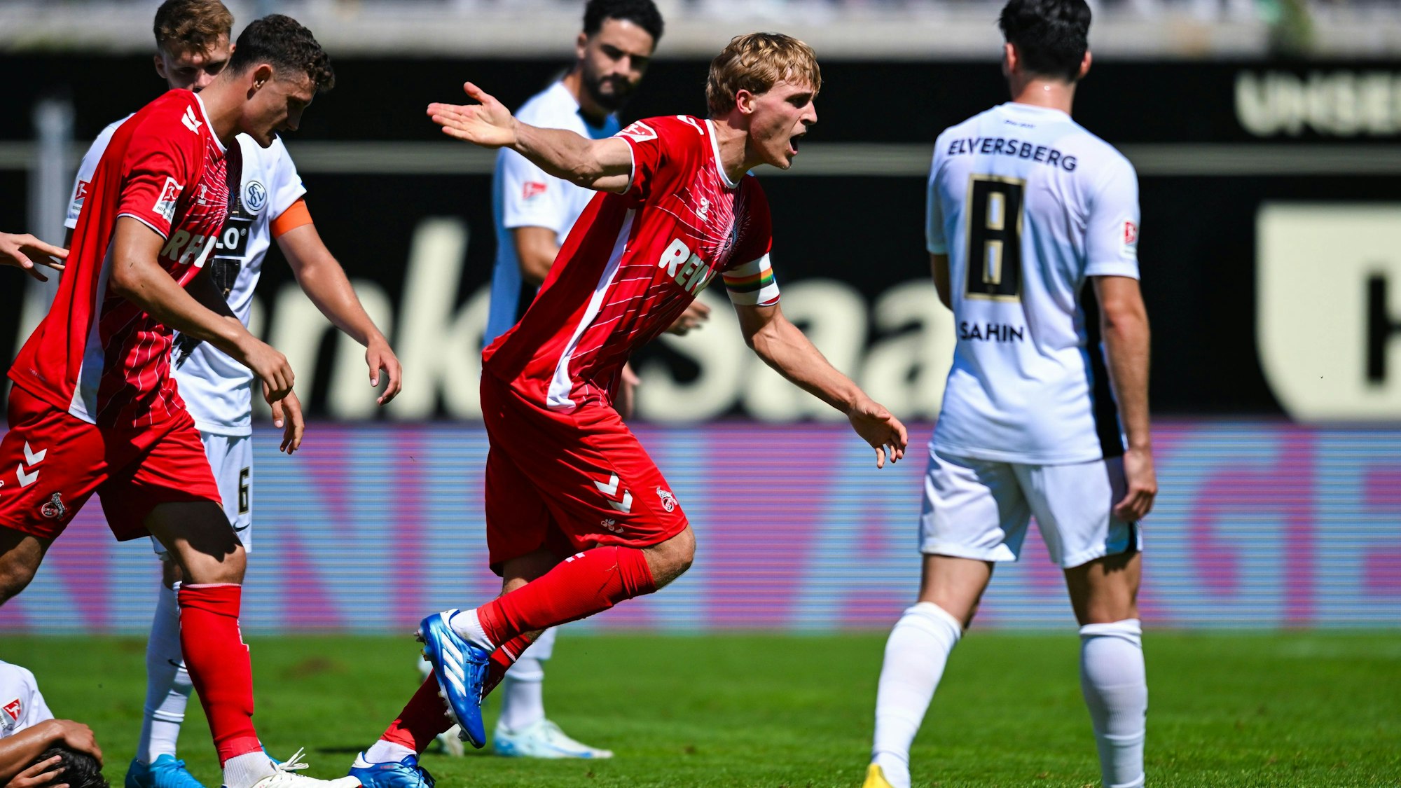 10.08.2024, Saarland, Spiesen-Elversberg: Fußball: 2. Bundesliga, SV Elversberg vs 1. FC Koeln in der Ursapharm-Arena an der Kaiserlinde. Timo Hübers von Köln bejubelt seinen Treffer zum 2:2.