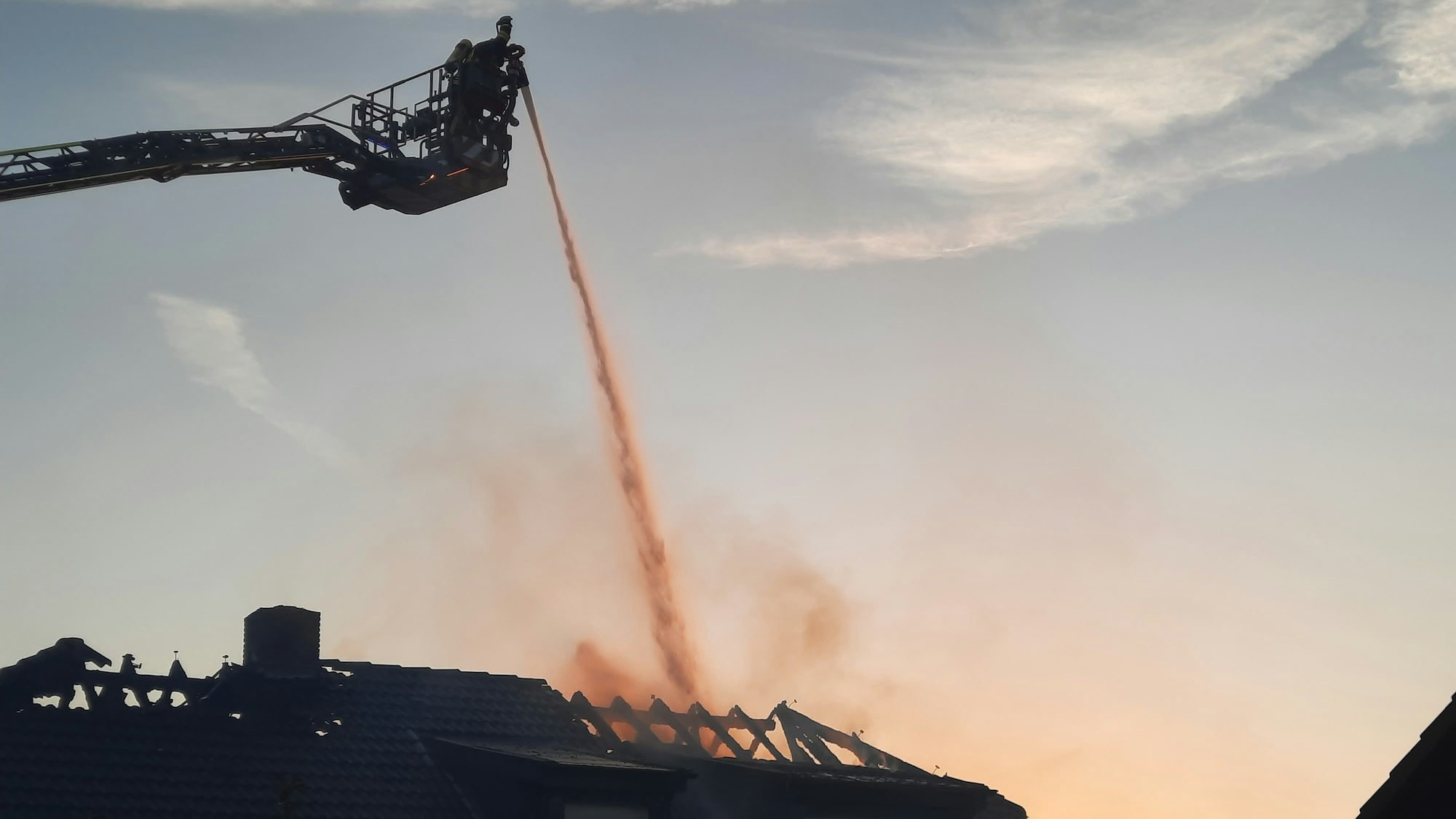 Mit der Drehleiter wurden die Flammen im Dachstuhl gezielt gelöscht.