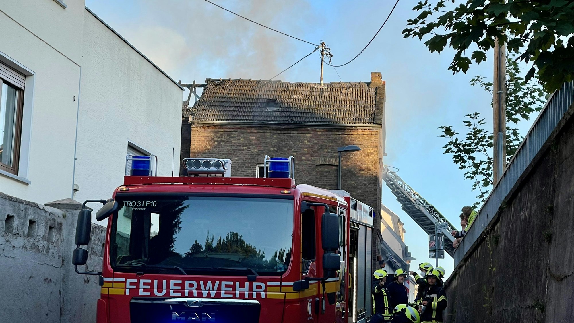 Mit der Drehleiter bekämpften die Wehrleute das Feuer. In den engen Bergheimer Straßen war der Einsatz eine Herausforderung.