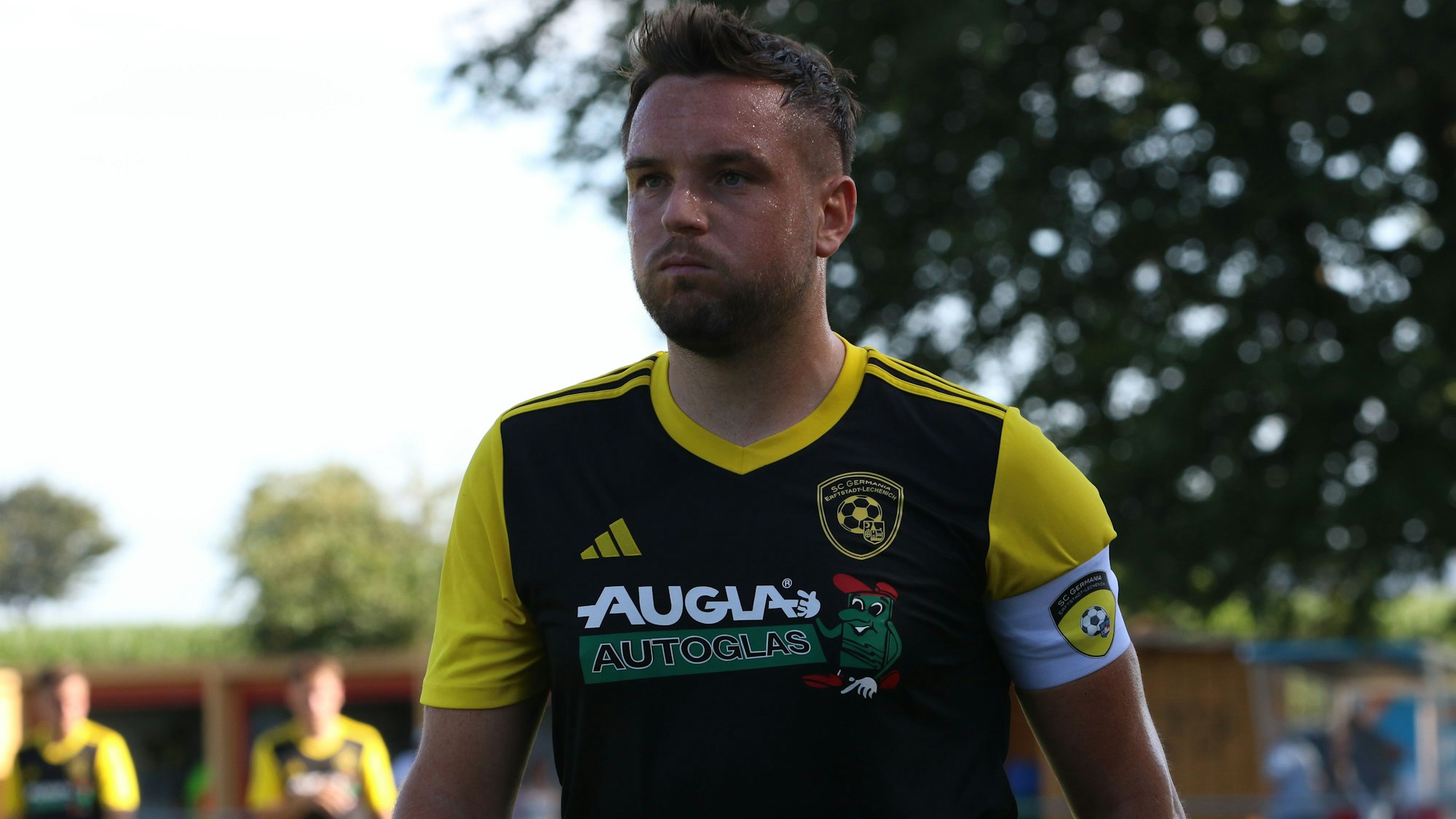 Erftstadt-Lechenichs Pascal Schiffer trägt nach seiner Einwechslung auch direkt die Kapitänsbinde.