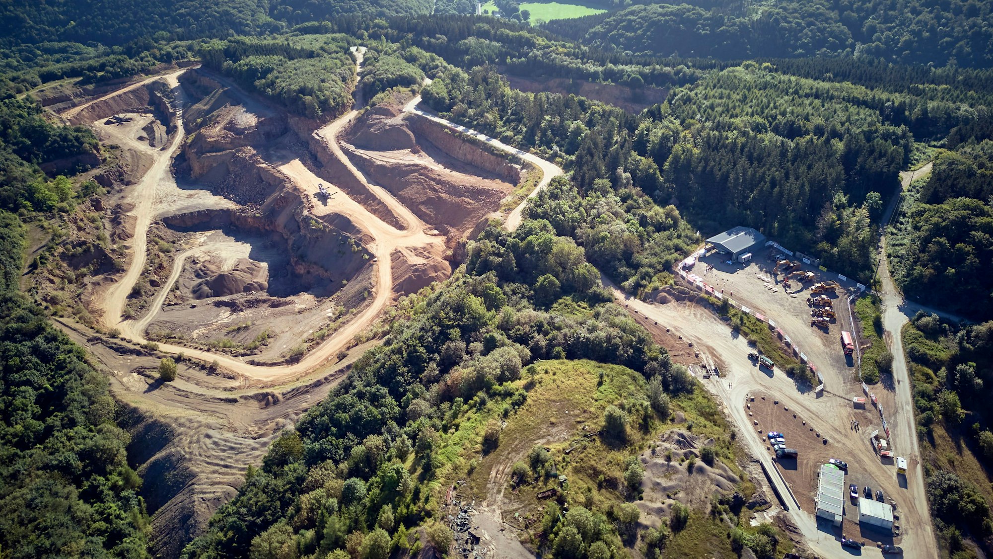 Blick aus der Vogelperspektive auf den Nordbruch, in dem zurzeit der Kalkstein abgebaut wird.