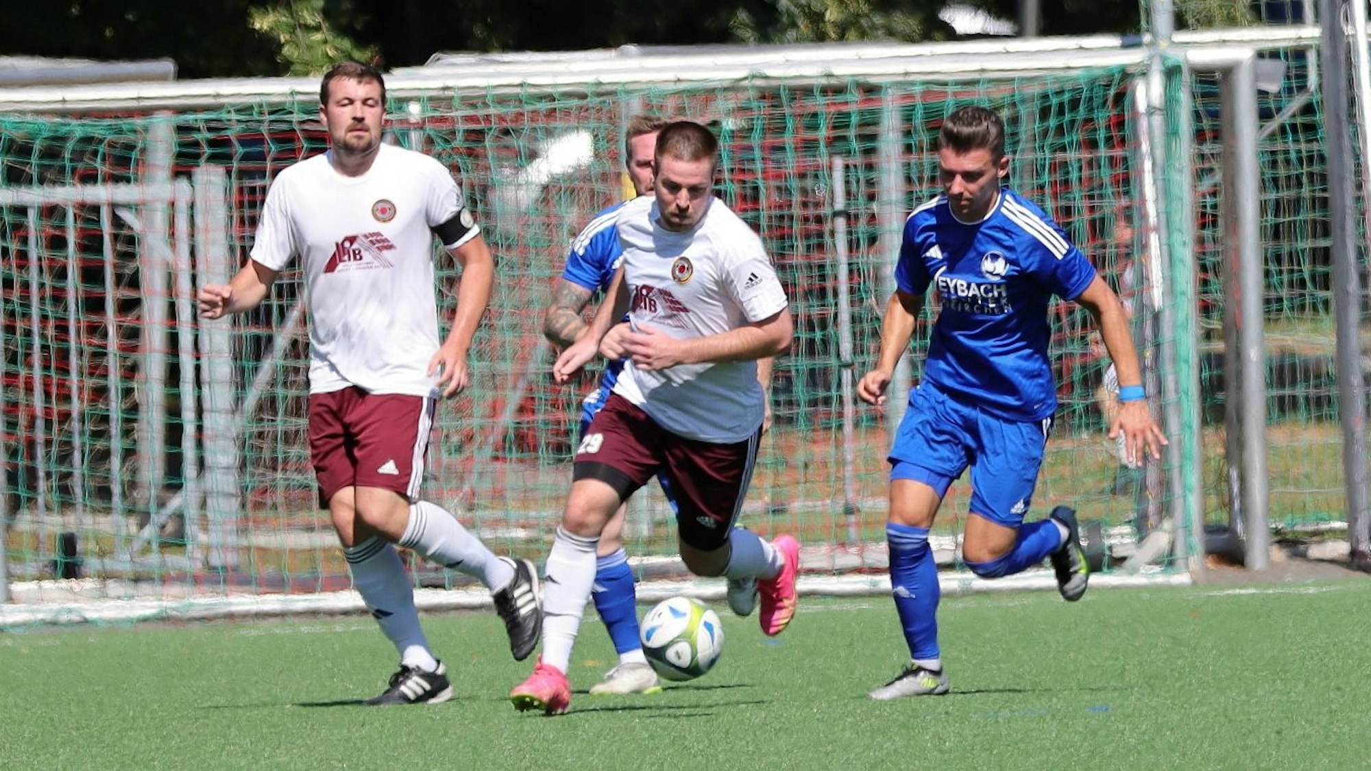 Lommersums Lukas Goetz treibt den Ball in Richtung gegnerische Hälfte.