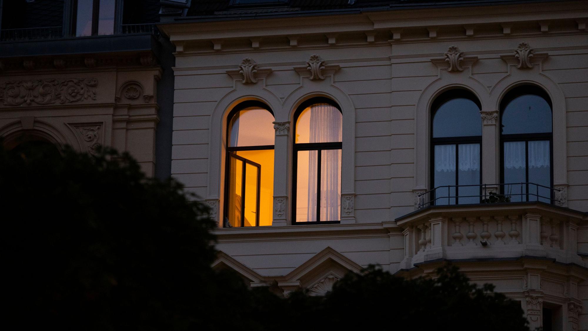 Eine erleuchtete Wohnung am Brüsseler Platz.