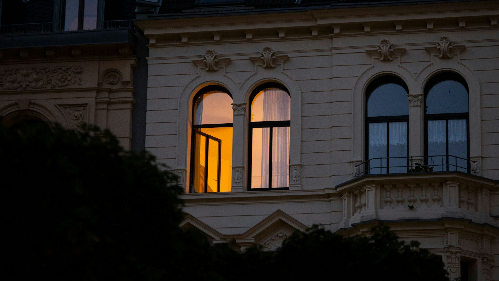 Eine erleuchtete Wohnung am Brüsseler Platz.