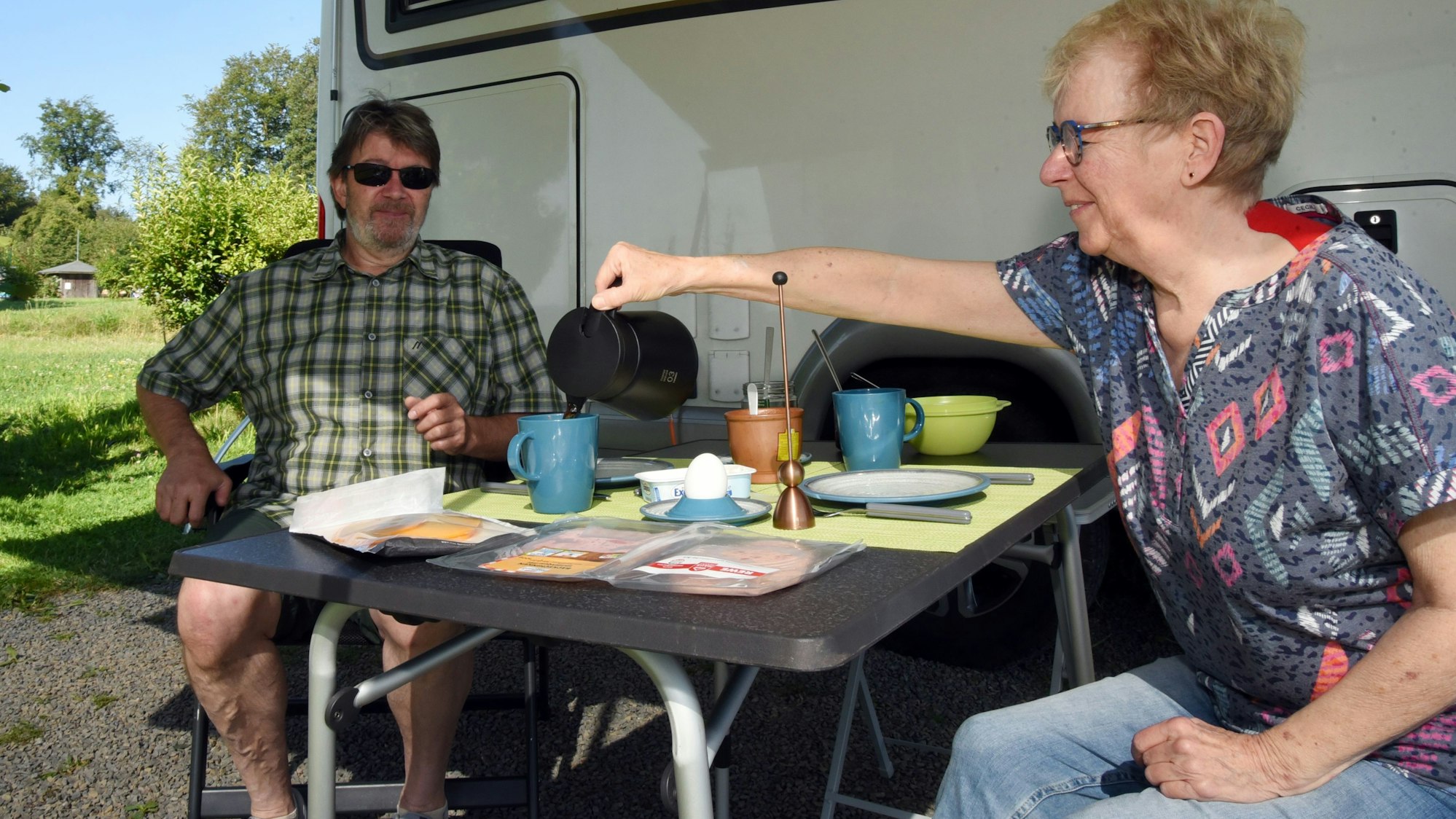 Frühstück mit Aussicht: Das Ehepaar Marita und Thomas Hempen aus Recklinghausen genießt das Ausspannen in Lindlar-Oberbüschem.