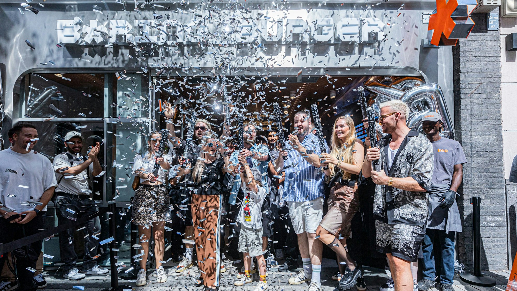 Eröffnung mit lautem Knall: Die erste Filiale von Boring Burger startete am Samstag in der Breite Straße in Köln.