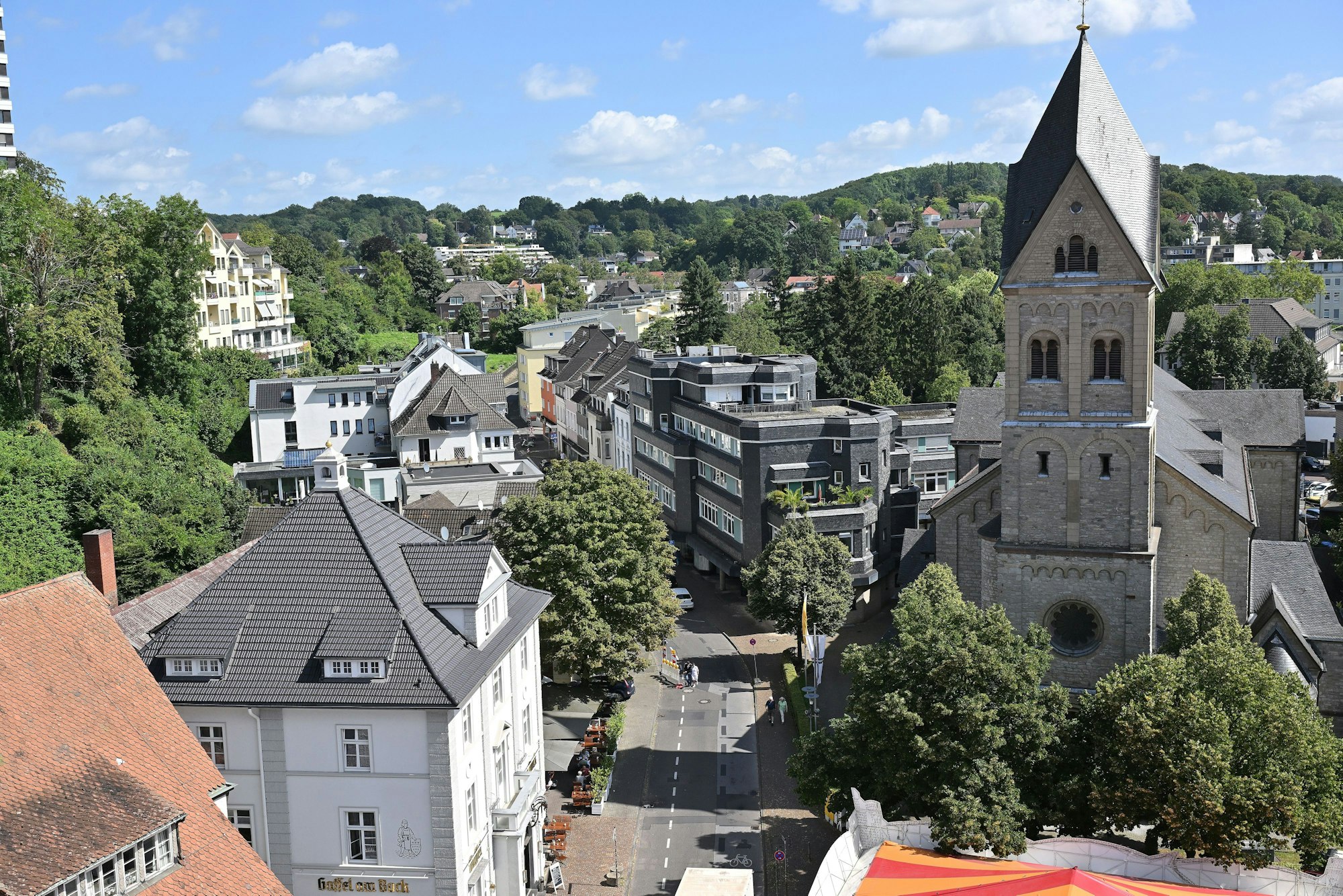 Aus der Vogelperspektive konnten Kirmesbesucher vom Riesenrad aus auf den Konrad-Adenauer-Platz blicken - auf Rathaus, Wirtshaus am Bock und Laurentiuskirche (v. l.).