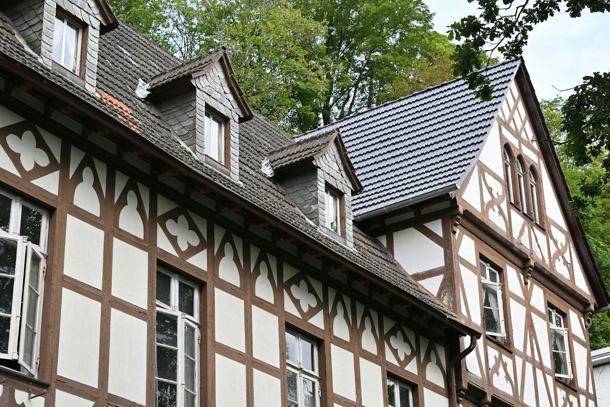 Vor knapp einem Jahr wurde der nördliche Giebel des Felsenkellers in Odenthal-Altenberg neu eingedeckt.