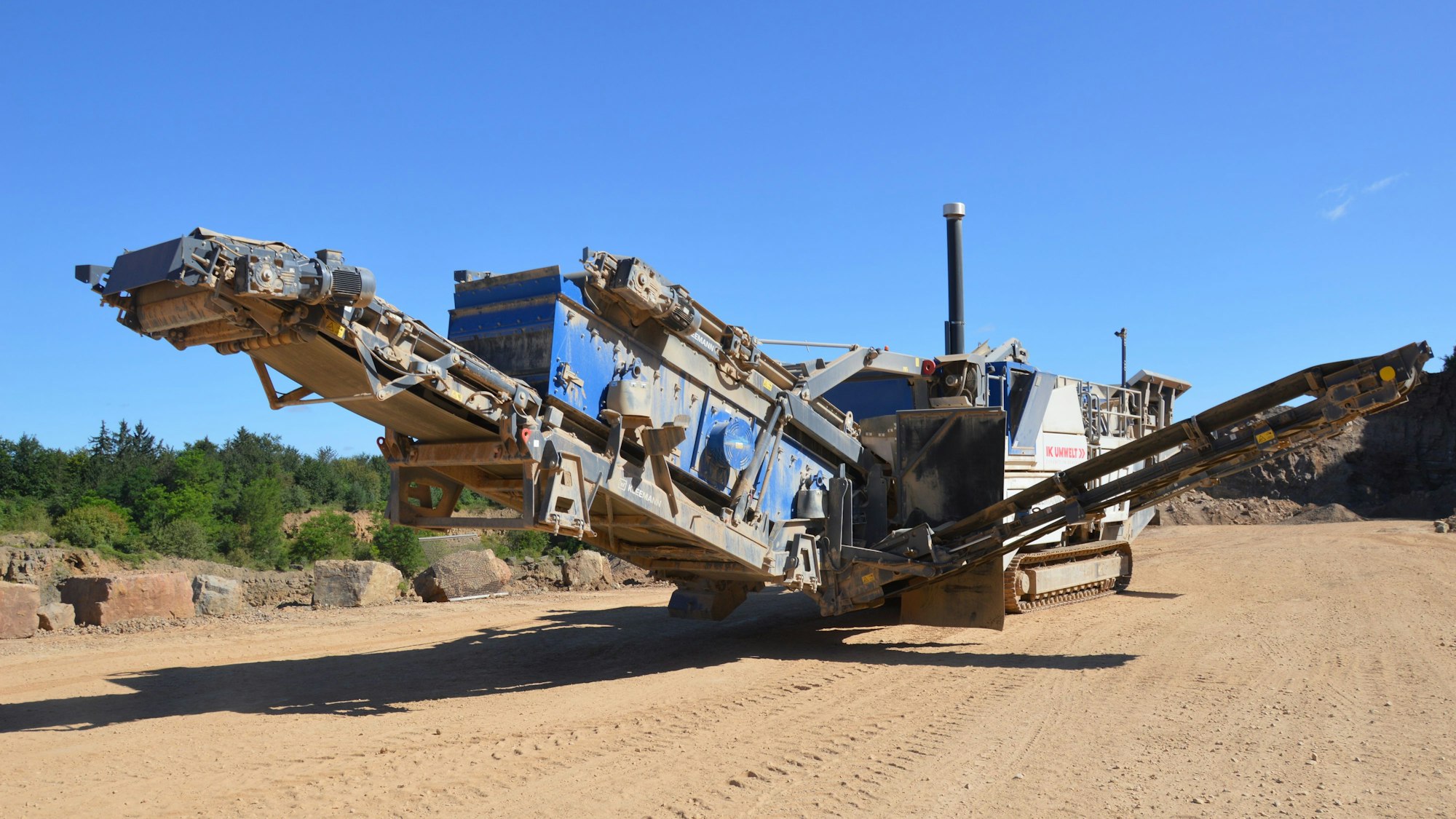 Blick auf die Brecheranlage mit Transportbändern.