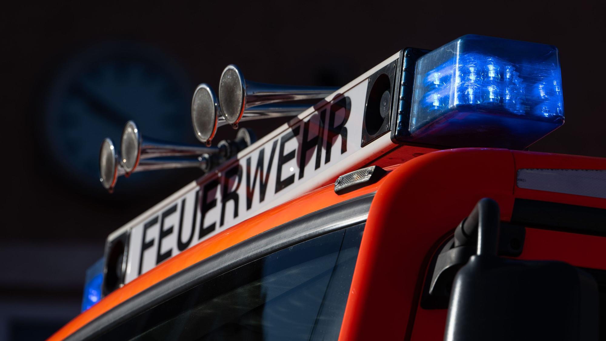 ILLUSTRATION - 08.11.2023, Baden-Württemberg, Stuttgart: Blaulicht ist während eines Pressetermins auf einem Einsatzfahrzeug der Feuerwehr zu sehen. (zu dpa: «Sechsstelliger Schaden bei Brand in Einfamilienhaus») Foto: Marijan Murat/dpa +++ dpa-Bildfunk +++