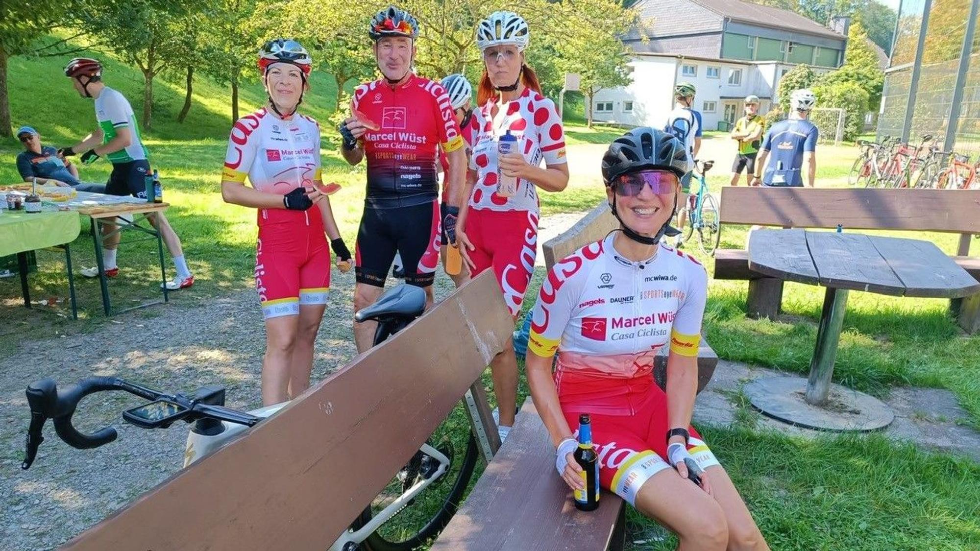 Ein Team des ehemaligen Rennfahrers Marcel Wüst beim Kontrollpunkt in Schönenberg.