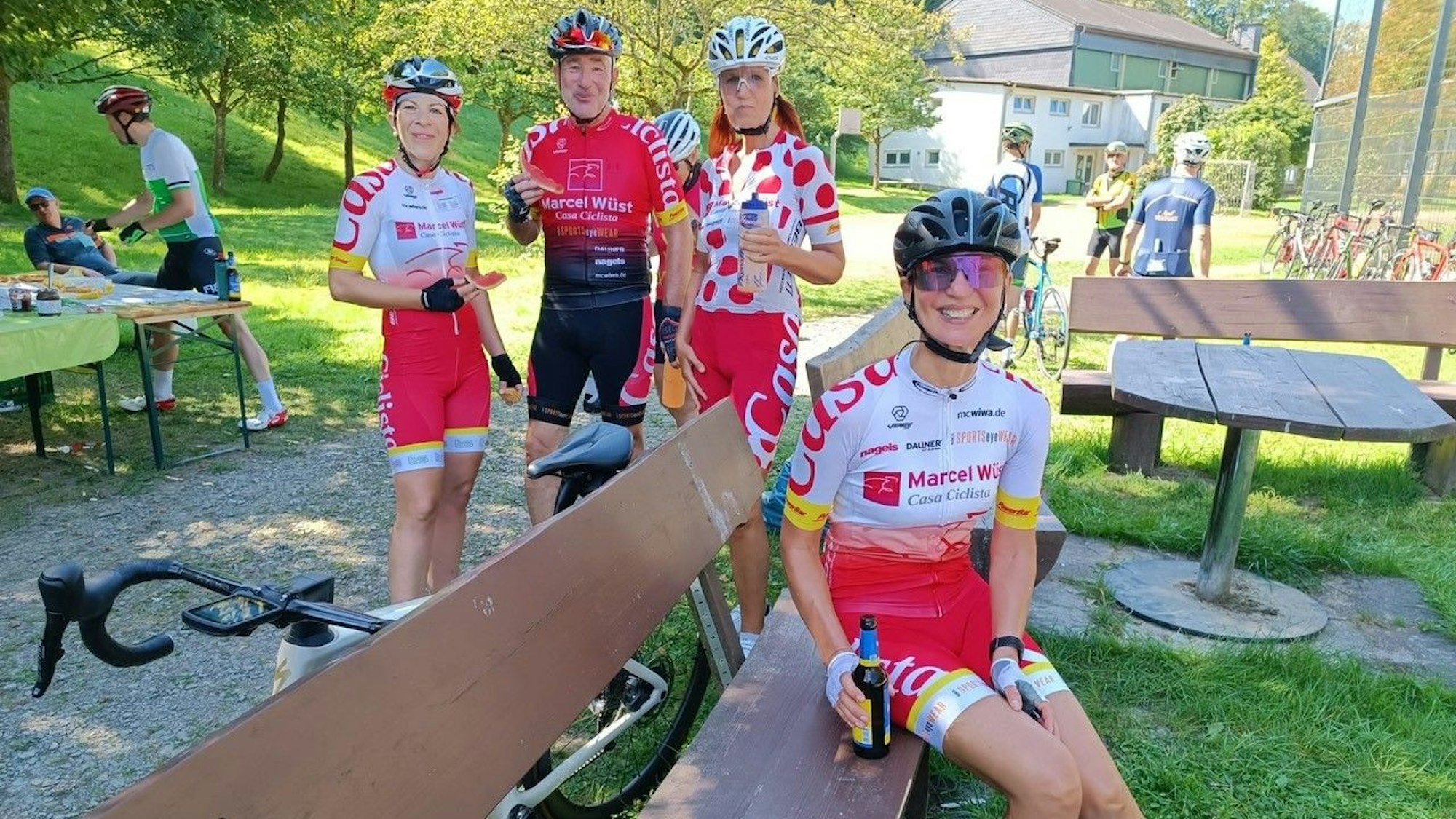 Ein Team des ehemaligen Rennfahrers Marcel Wüst beim Kontrollpunkt in Schönenberg.