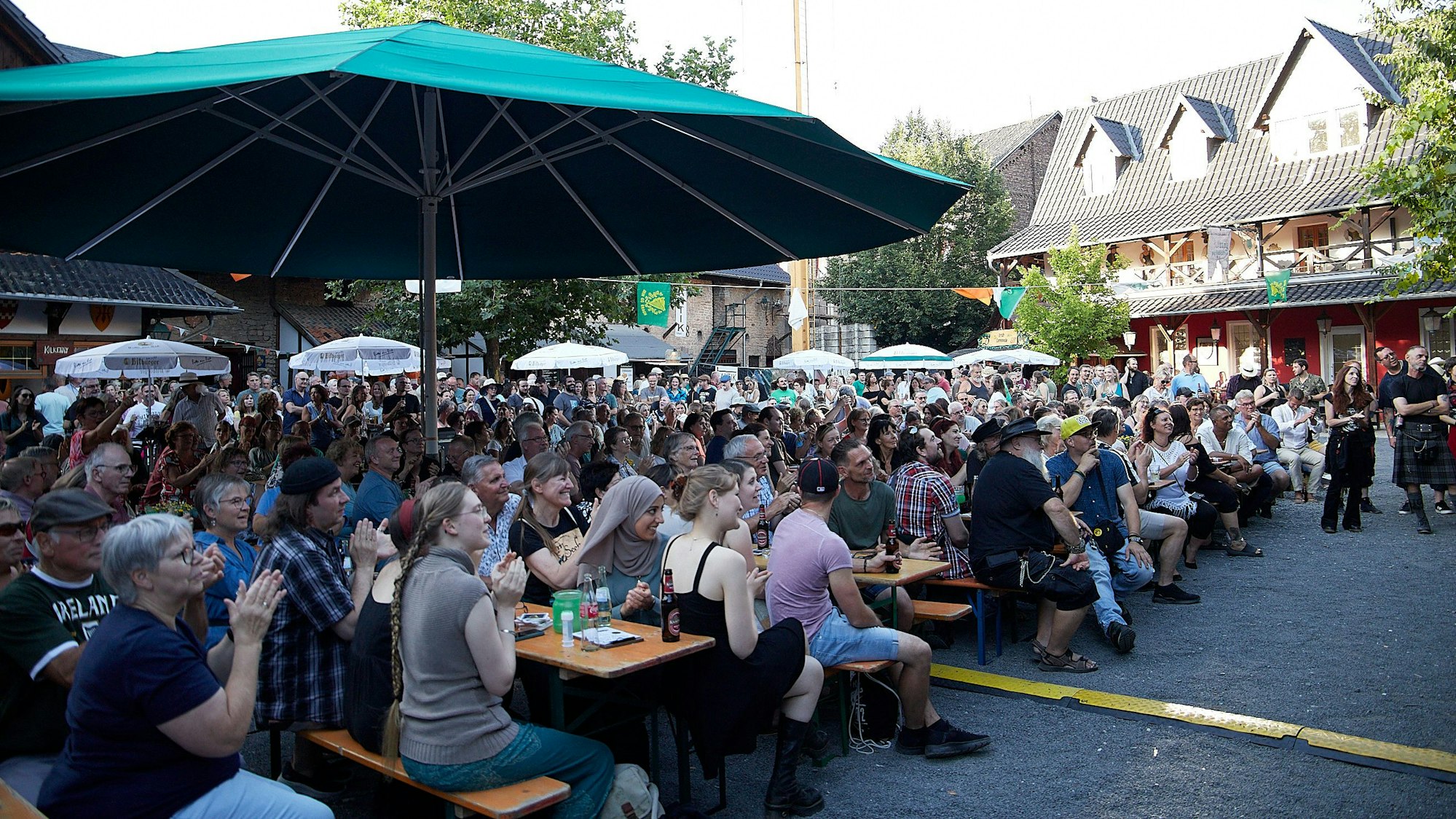 Blick auf die zahlreichen Besucher auf Bänken, die zur Irischen Nacht auf der Burg Satzvey gekommen waren.