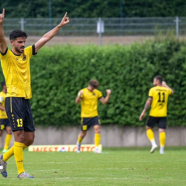 Fußballer Firat Tuncer reckt die Arme in die Höhe