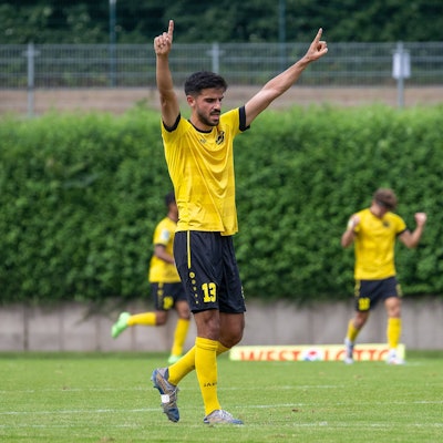 Fußballer Firat Tuncer reckt die Arme in die Höhe